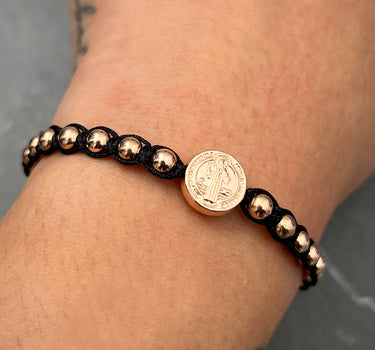 Pulsera en hilo negro con herraje san benito 2.2gr / Oro Rosado (Joya) M