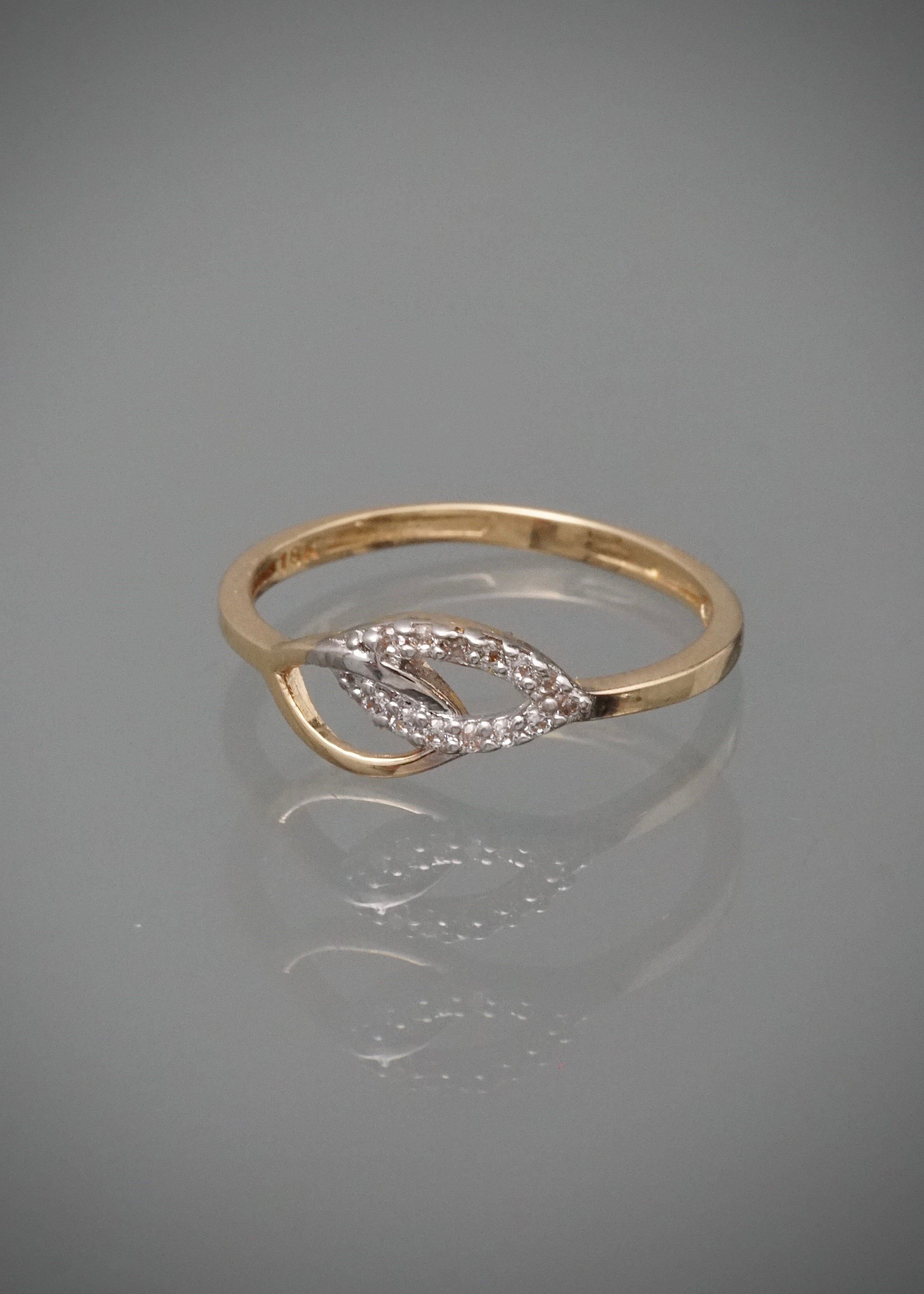Anillo con swarovski blanco 1.55gr / Talla 5 3/4 / Oro Amarillo Nac B
