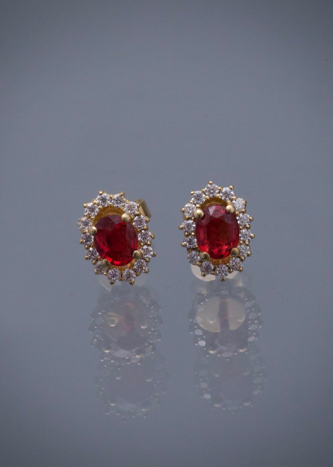 Topos con 102pts de zafiro y 26pts de moissanita 2.4gr / Largo 0.92cm — Oro Amarillo