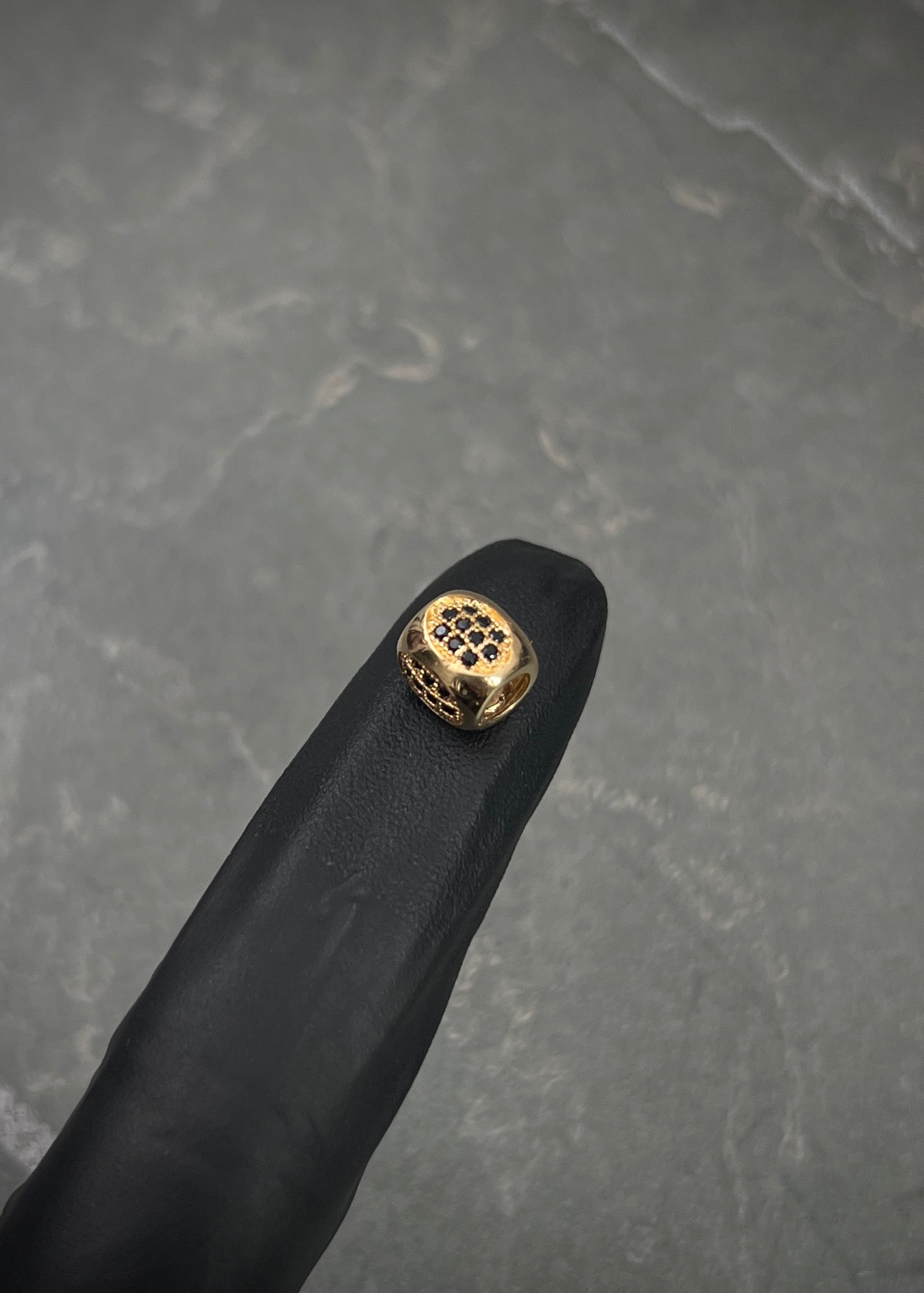 Herraje con swarovski negro 1.4gr / Largo 0.7cm / Oro Amarillo Nac B