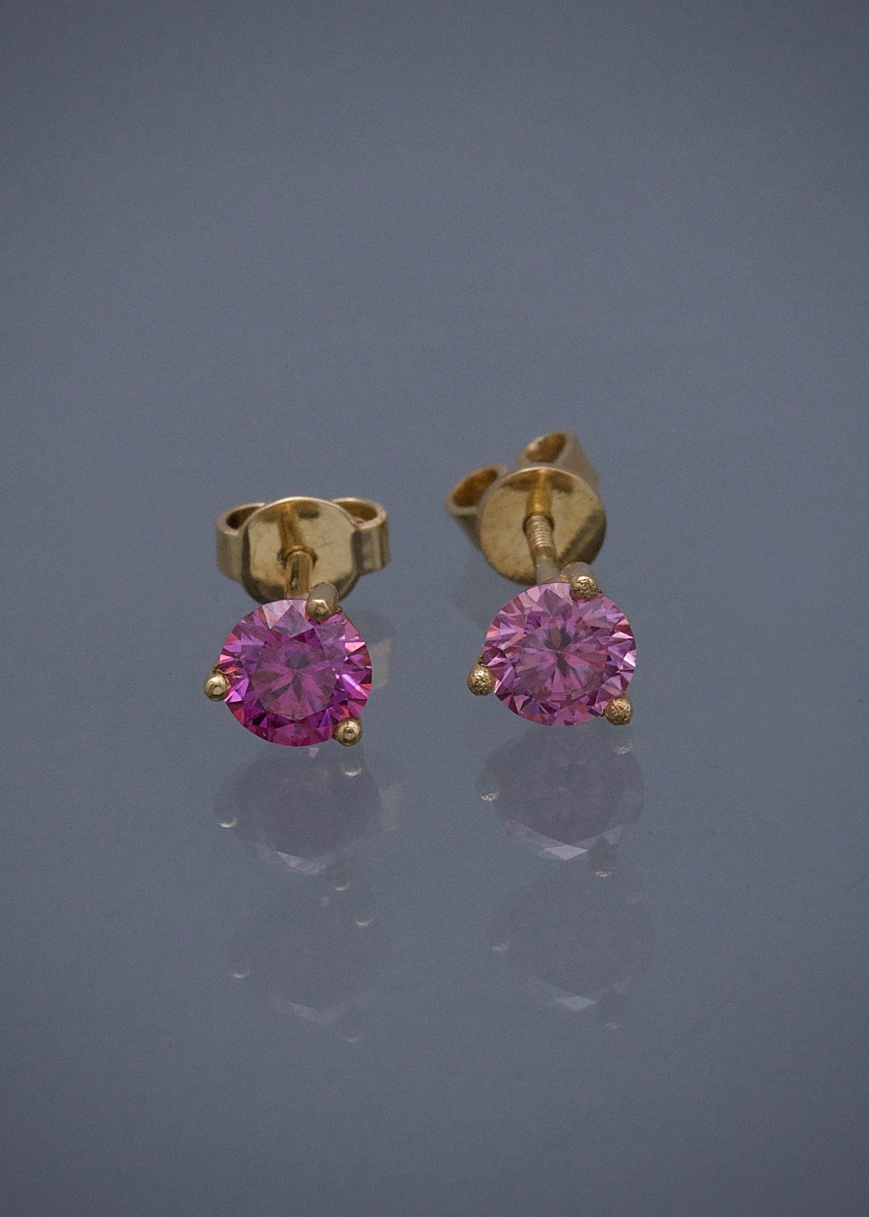 Topos con 90pts de moissanita rosada 1.4gr / Largo 0.54cm / Oro Amarillo (Joya) B