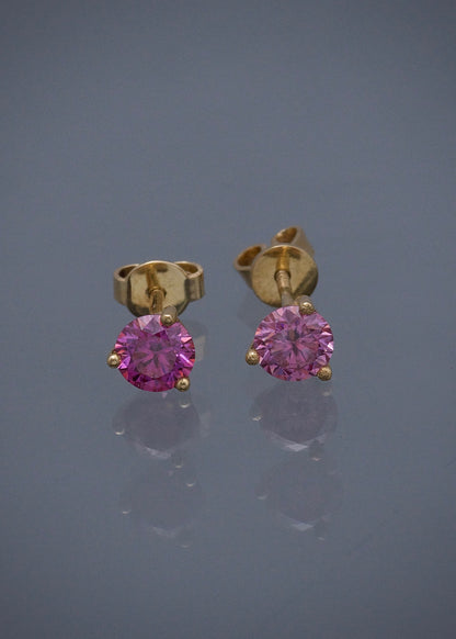 Topos con 90pts de moissanita rosada 1.4gr / Largo 0.54cm / Oro Amarillo (Joya) B