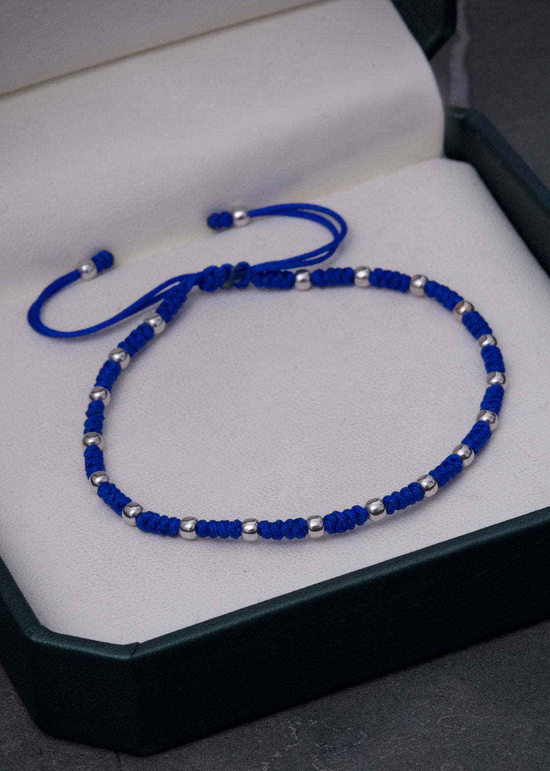 Pulsera en hilo azul con bolas lisas 0.95gr — Oro Blanco