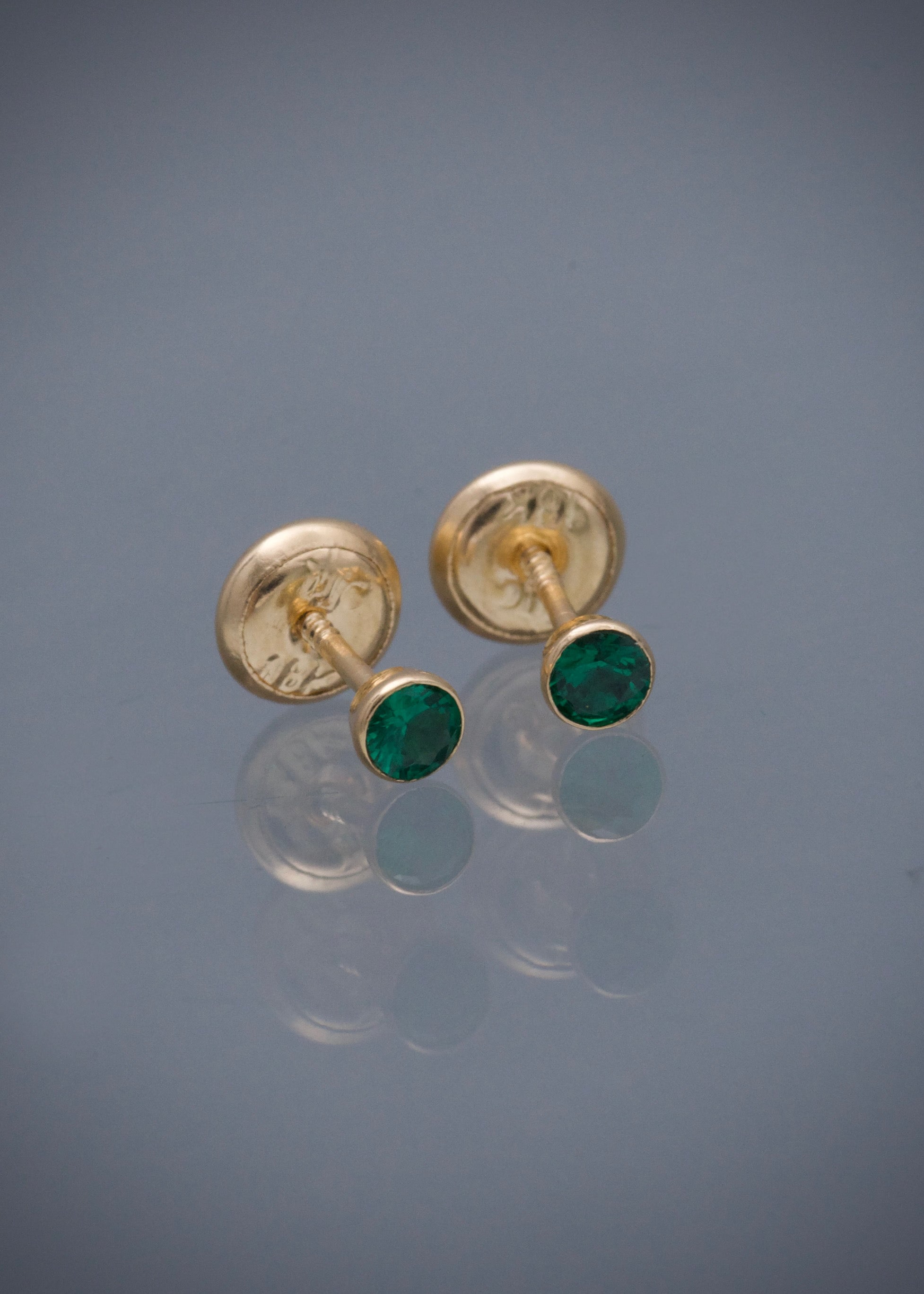 Topos circulo con swarovski verde 0.5gr / Largo 0.33cm / Oro Amarillo Nac*