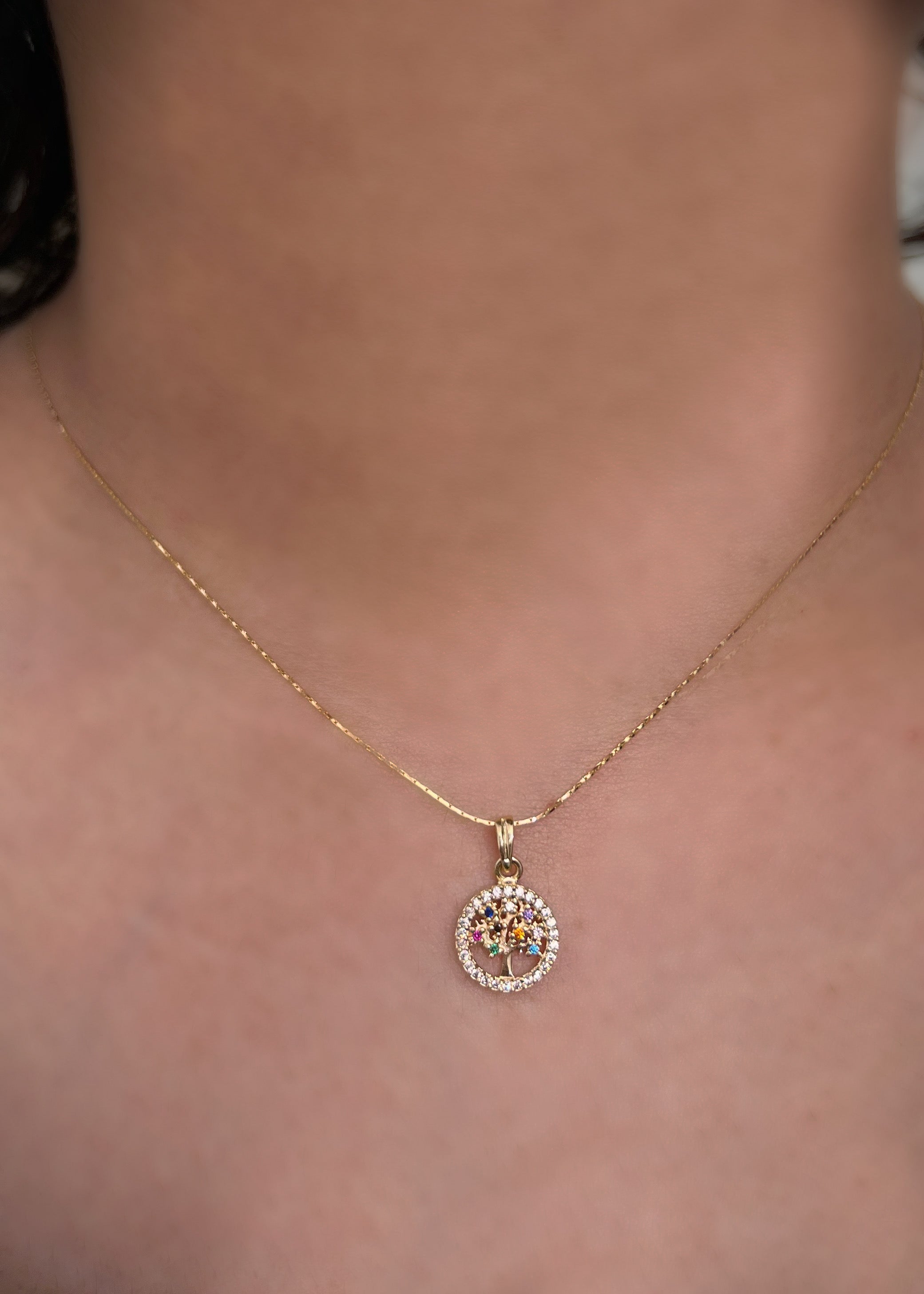 Dije arbol de la vida con swarovski multicolor 1.2gr / Largo 1.7cm / Oro Amarillo Nac*