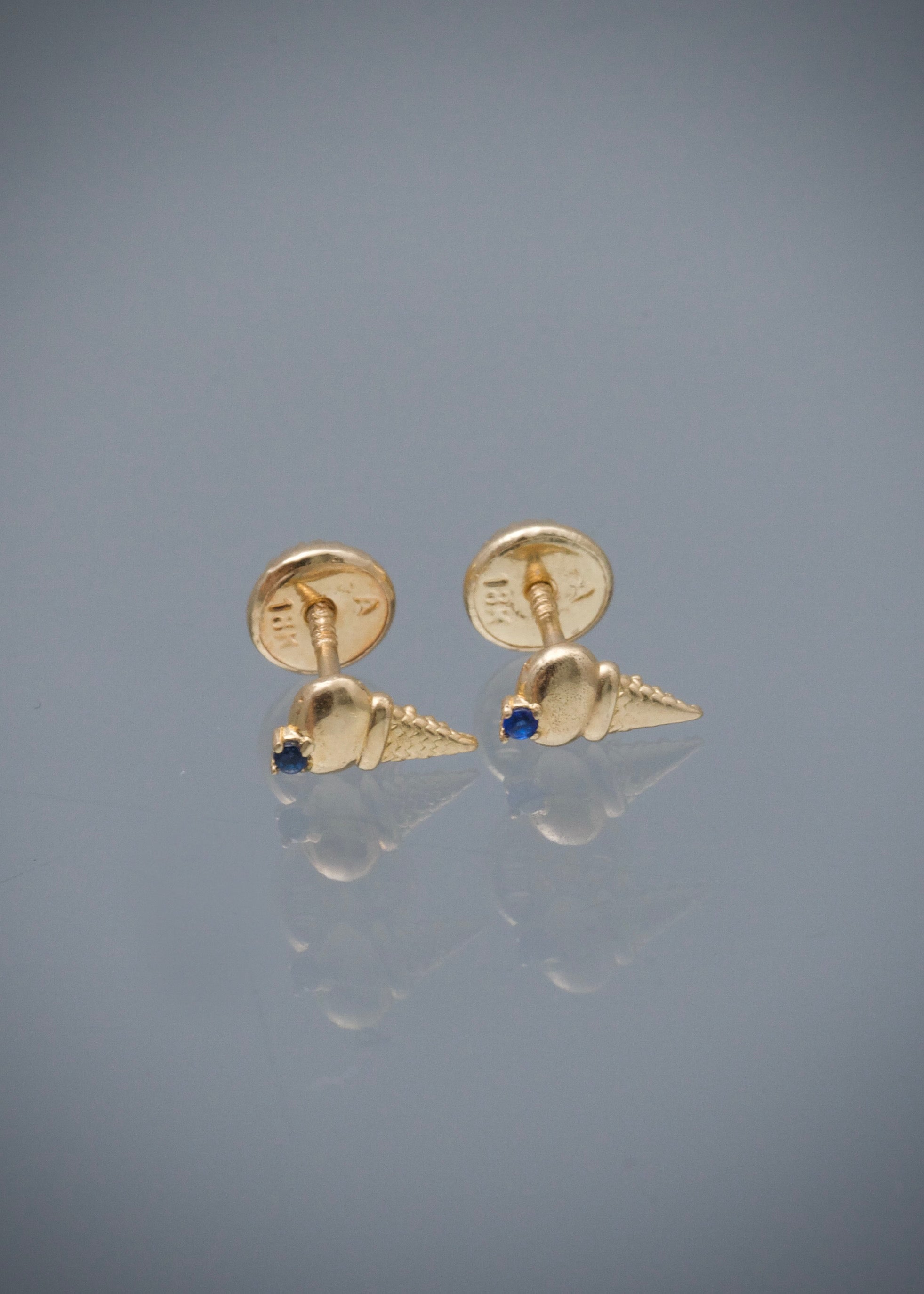 Topos helado con swarovski azul 0.7gr / Largo 0.7cm / Oro Amarillo Nac P
