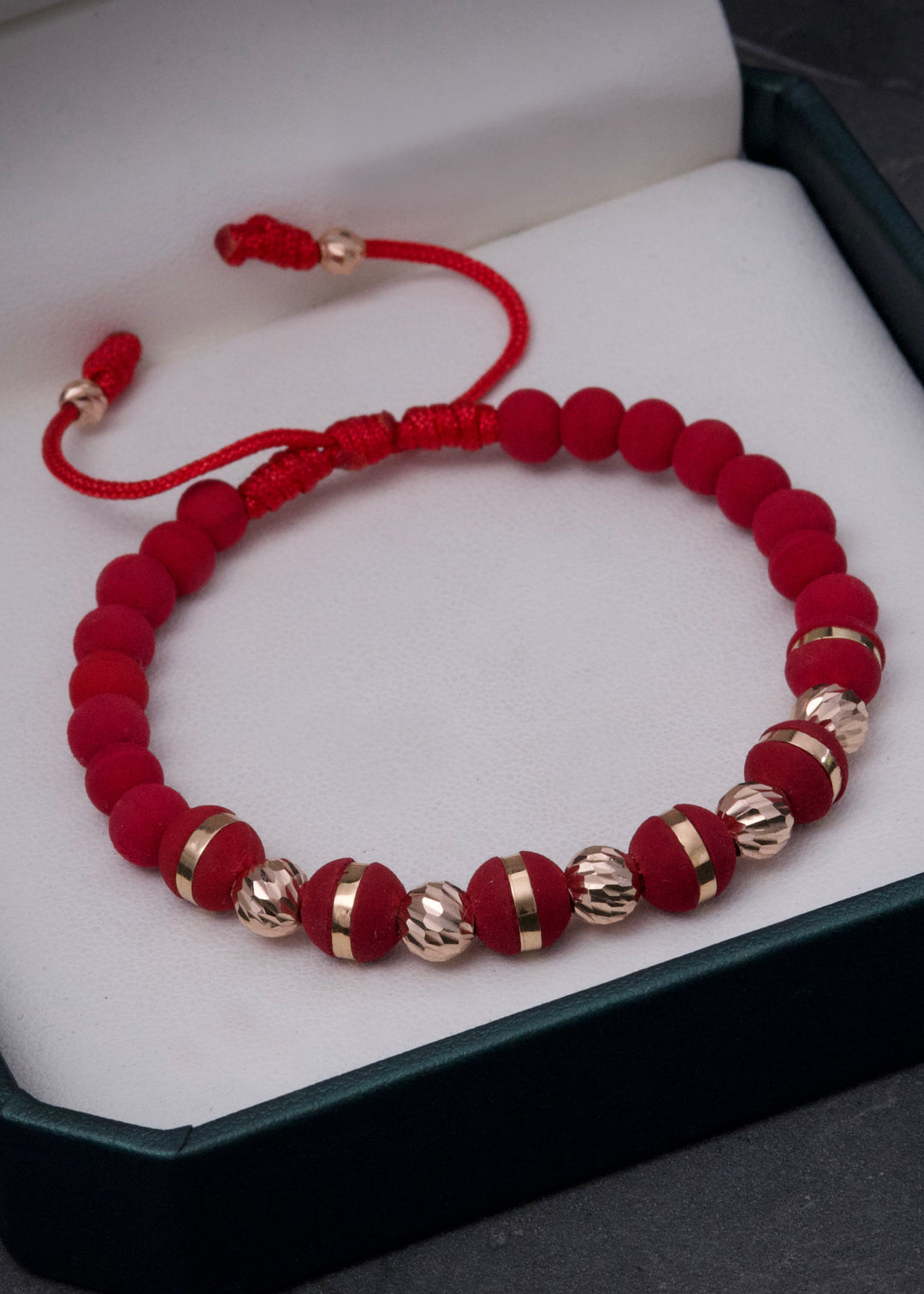 Pulsera en hilo rojo con bolas diamantadas 1.1gr — Oro Rosado