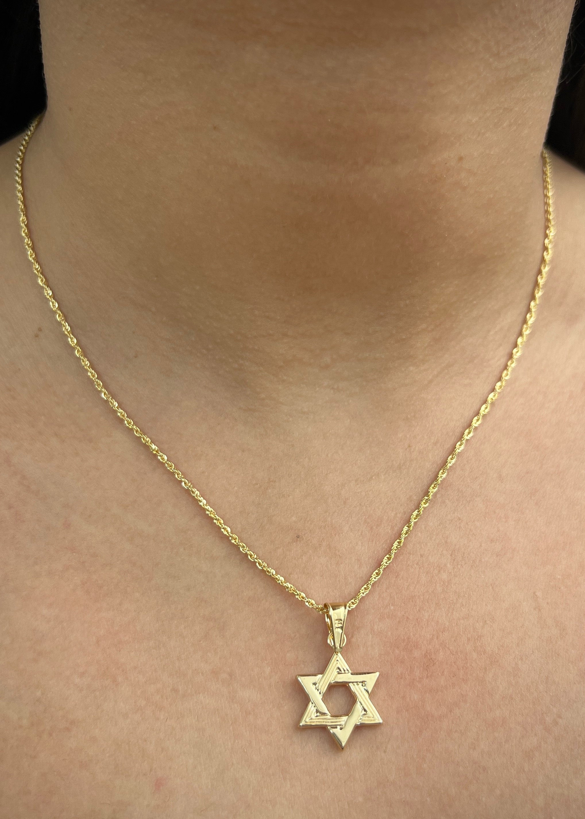 Dije Estrella de david 1.05gr / Largo 2.7cm / Oro Amarillo Nac M