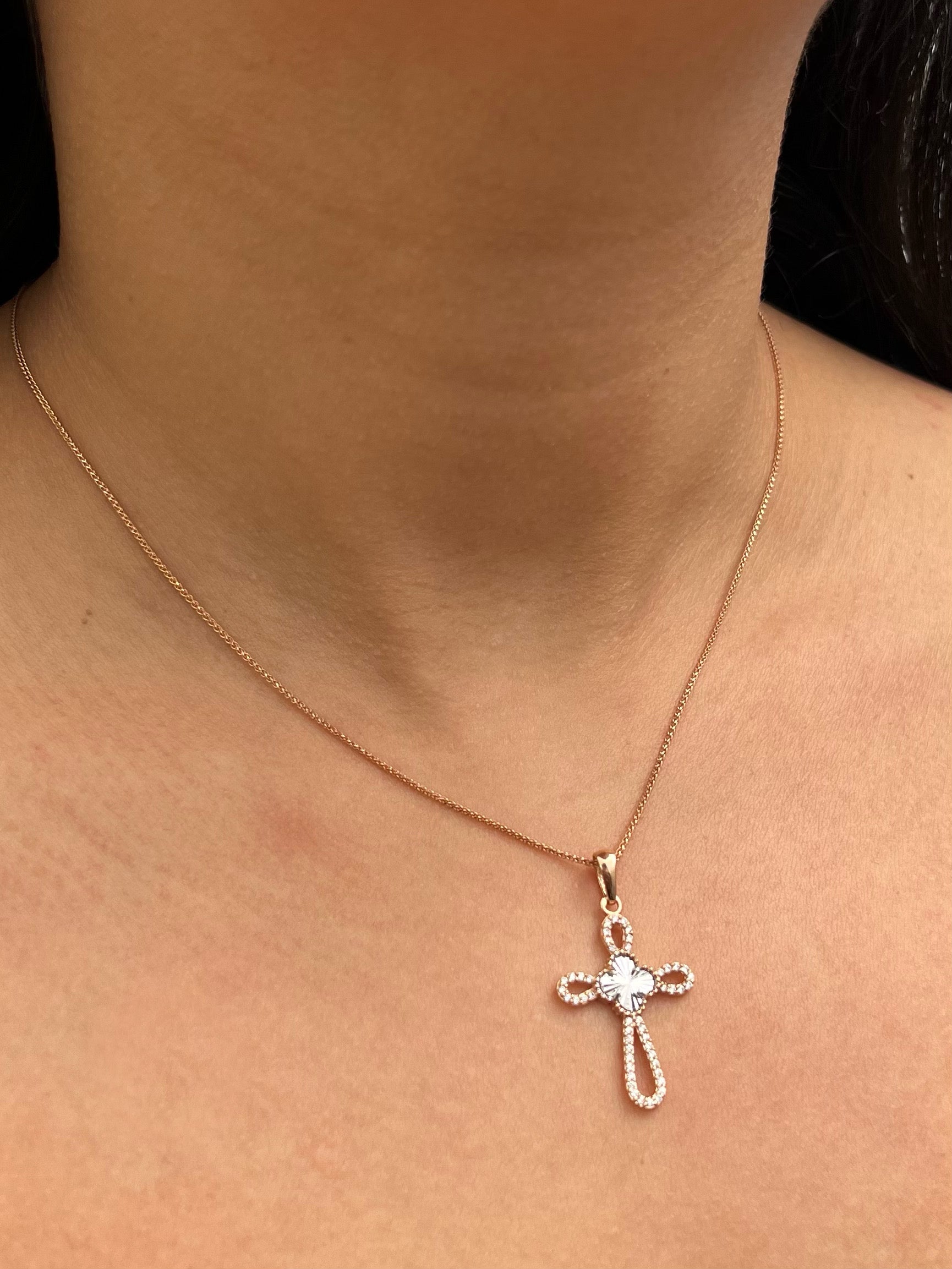 Dije cruz lucky clover diamantada 2.05gr / Largo 3.5cm / Dos Oros Nac B