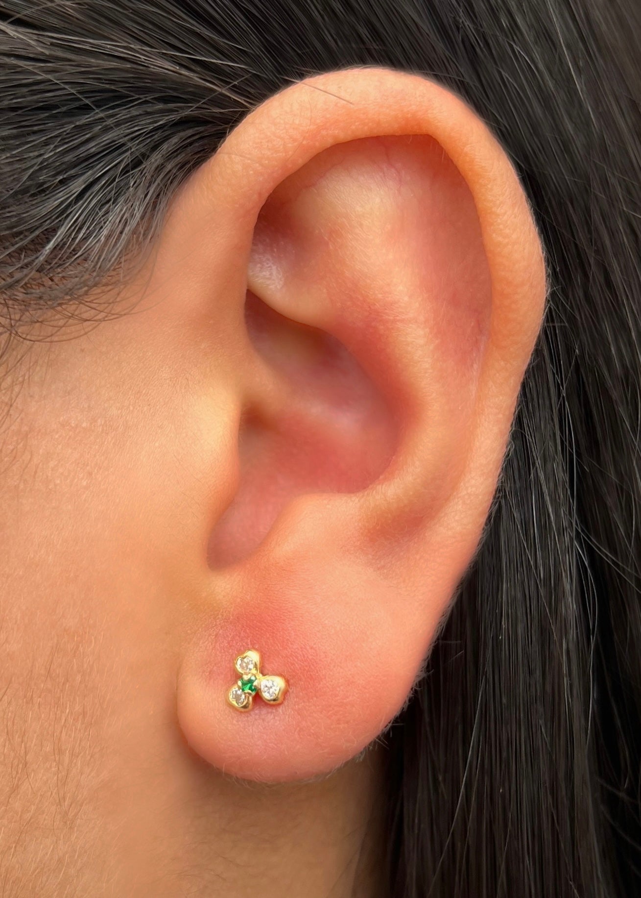 Topos flor con swarovski verde y blanco 0.6gr / Largo 0.5cm / Oro Amarillo Nac P