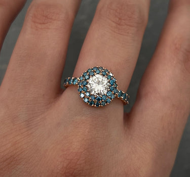 Solitario con 101pts diamante blanco / 87pts de diamantes azules 4.3gr / talla: 5 3/4 / Oro Rosado (Joya) M