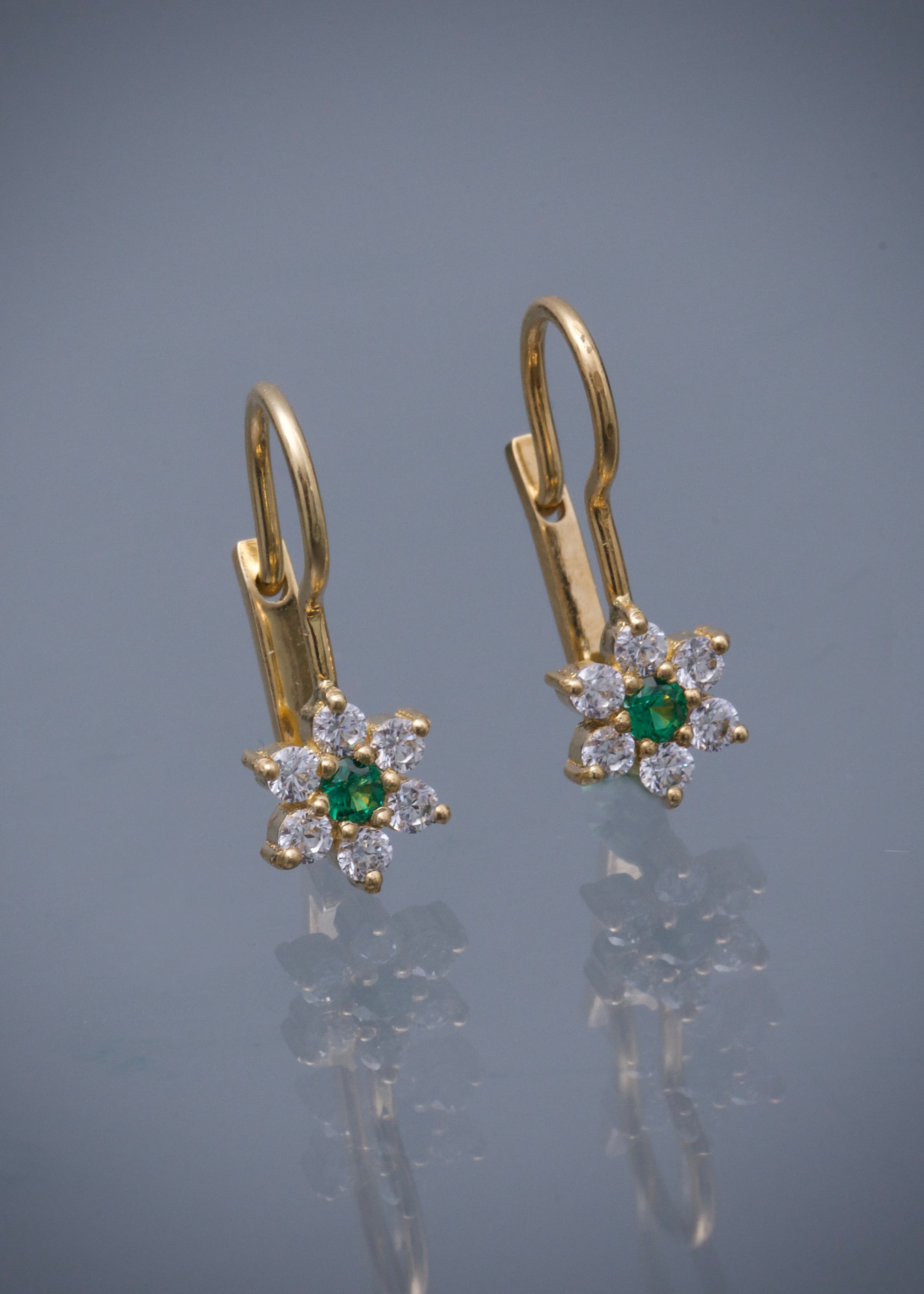 Aretes flor con swarovski verde y blanco 2.55gr / Largo 1.8cm / Oro Amarillo Nac B