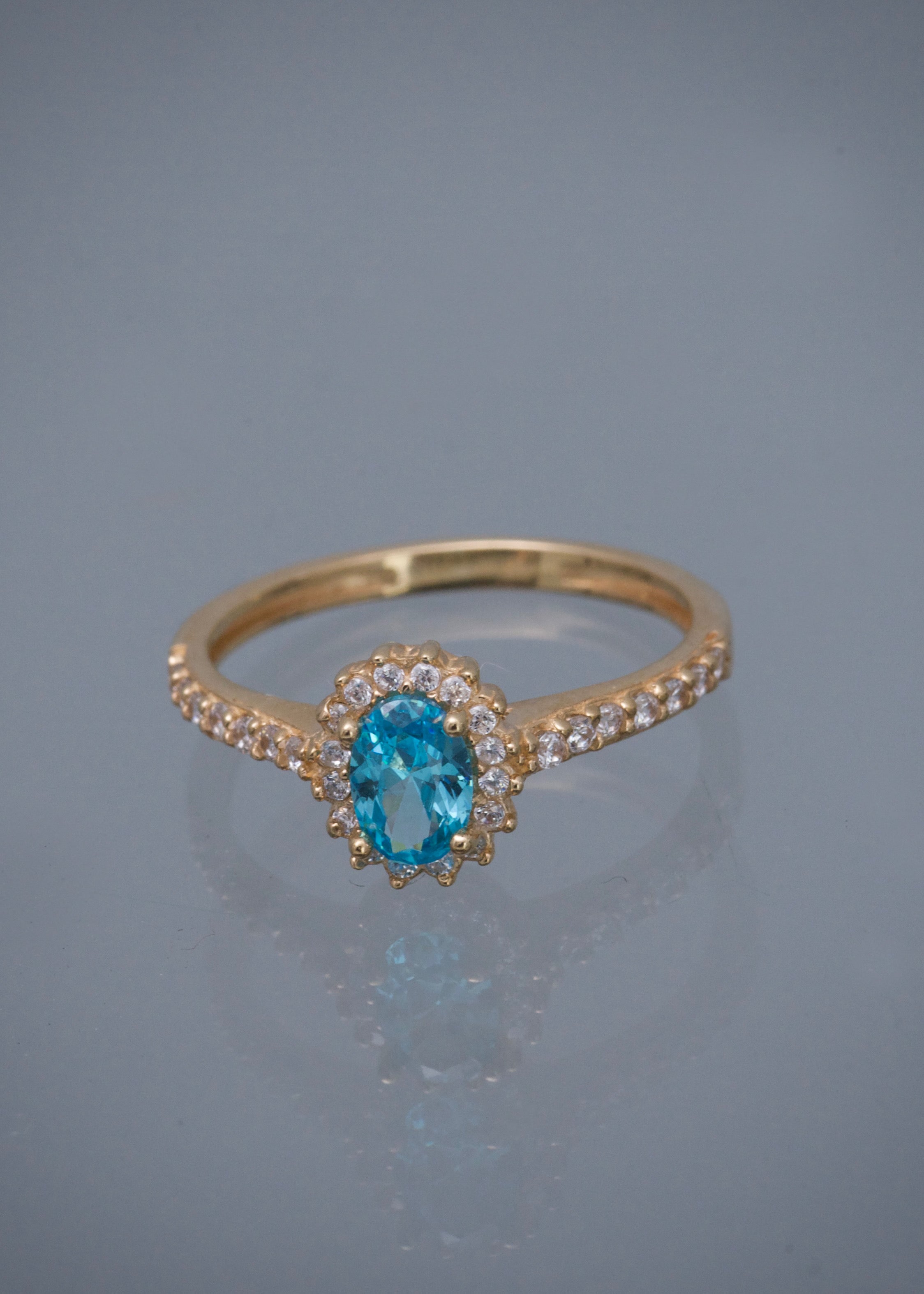 Solitario ovalado con swarovski azul y blanco 2.25gr / Talla 5 1/2 / Oro Amarillo Nac B