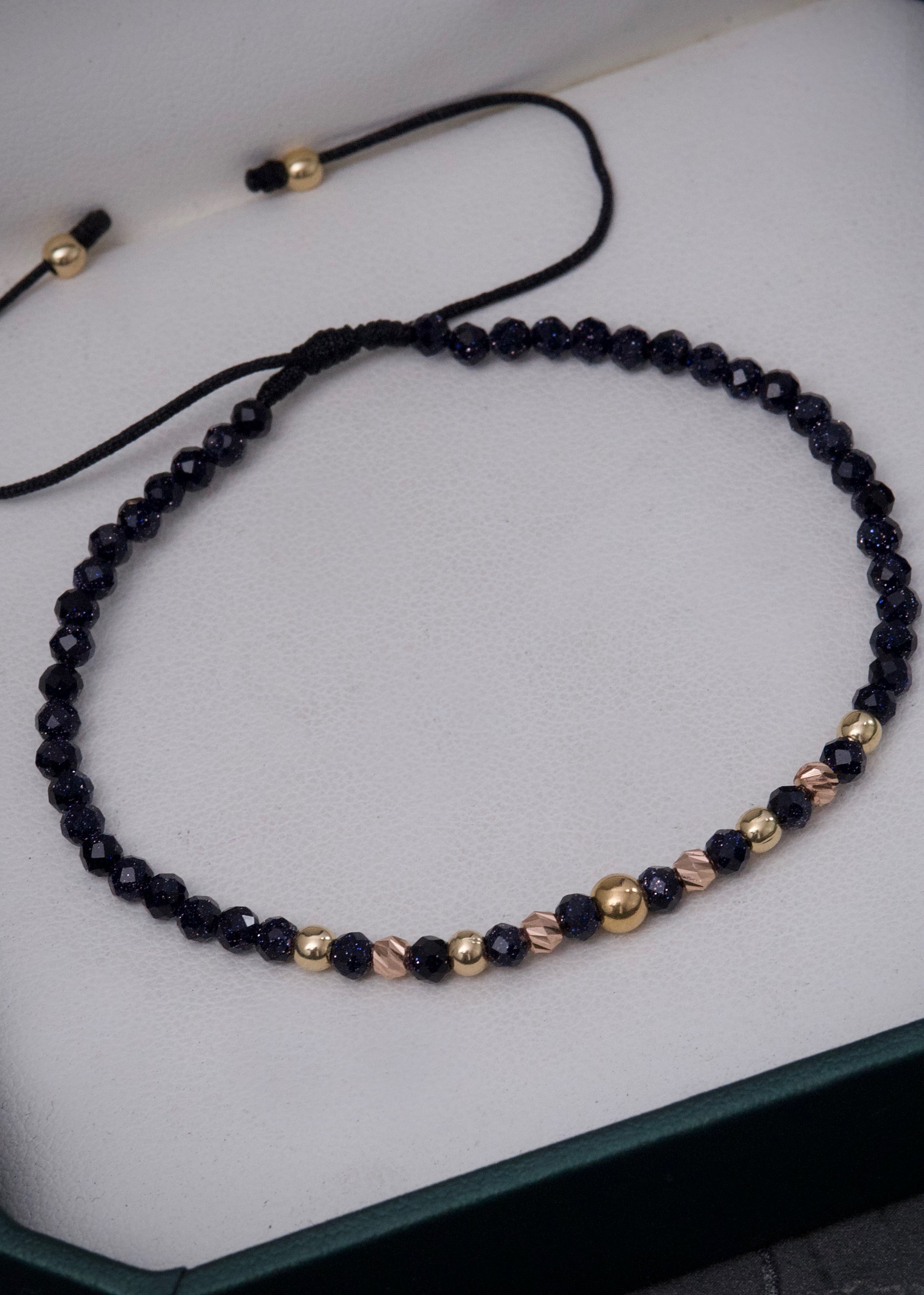 Pulsera en hilo negro con bolas lisas / diamantadas y lluvia plata 0.45gr / Dos Oros (Joya) M