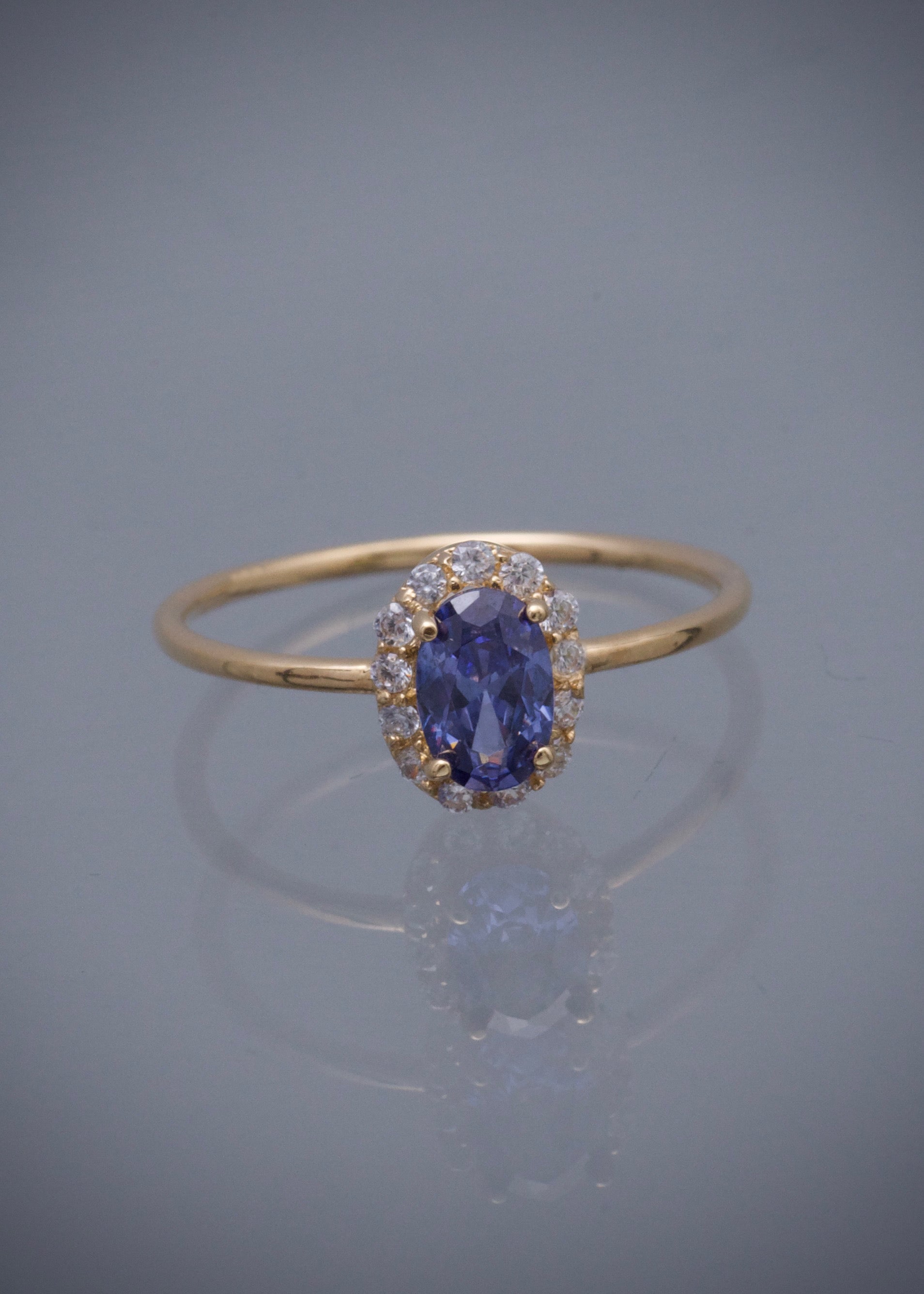 Solitario ovalado con swarovski morado y blanco 1.4gr / Talla 6 1/2 / Oro Amarillo Nac B
