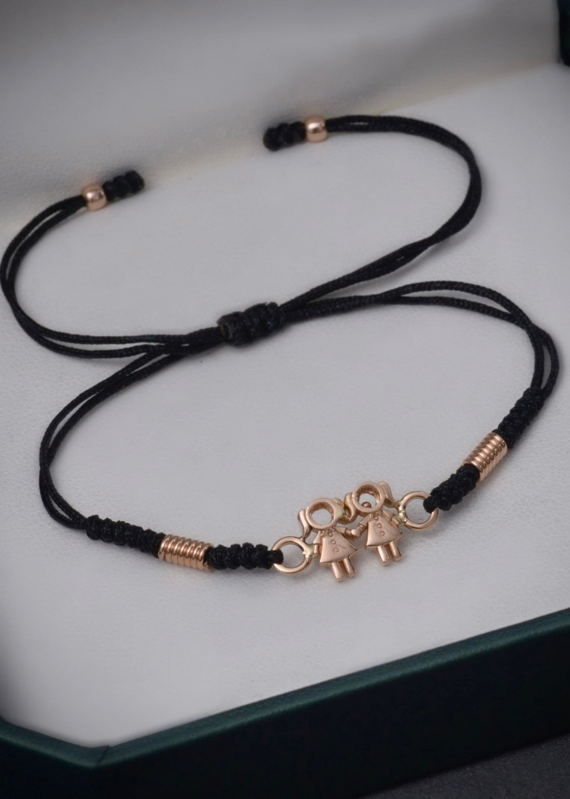 Pulsera en hilo negro con herraje niñas 2.55gr / Oro Rosado (Joya)*