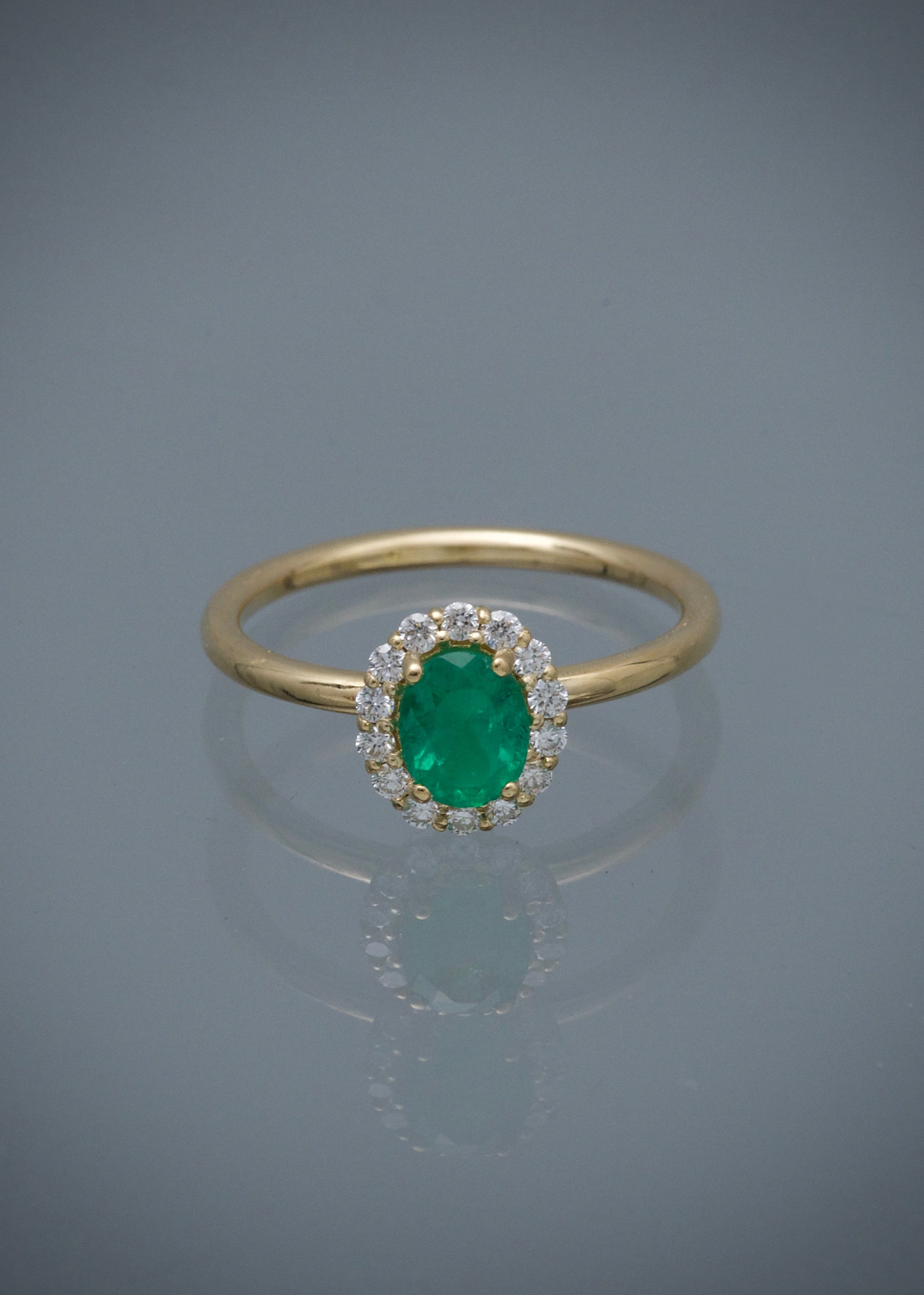 Solitario con 62pts de esmeralda y 20pts de diamantes 2.7gr / TALLA 6 1/2 / Oro Amarillo (Joya) B