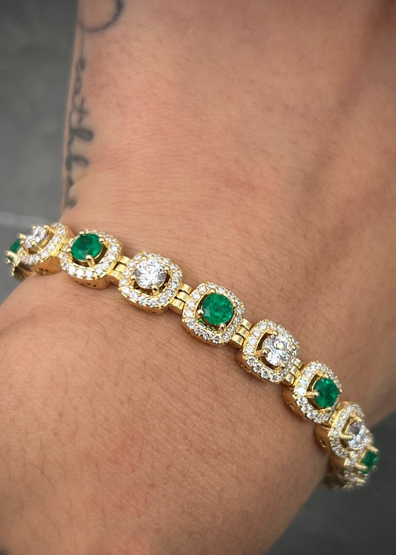 Pulso con 614pts de diamante blanco / 294pts de esmeraldas 29.2gr / Largo: 19.5cm / Oro Amarillo (Joya) M