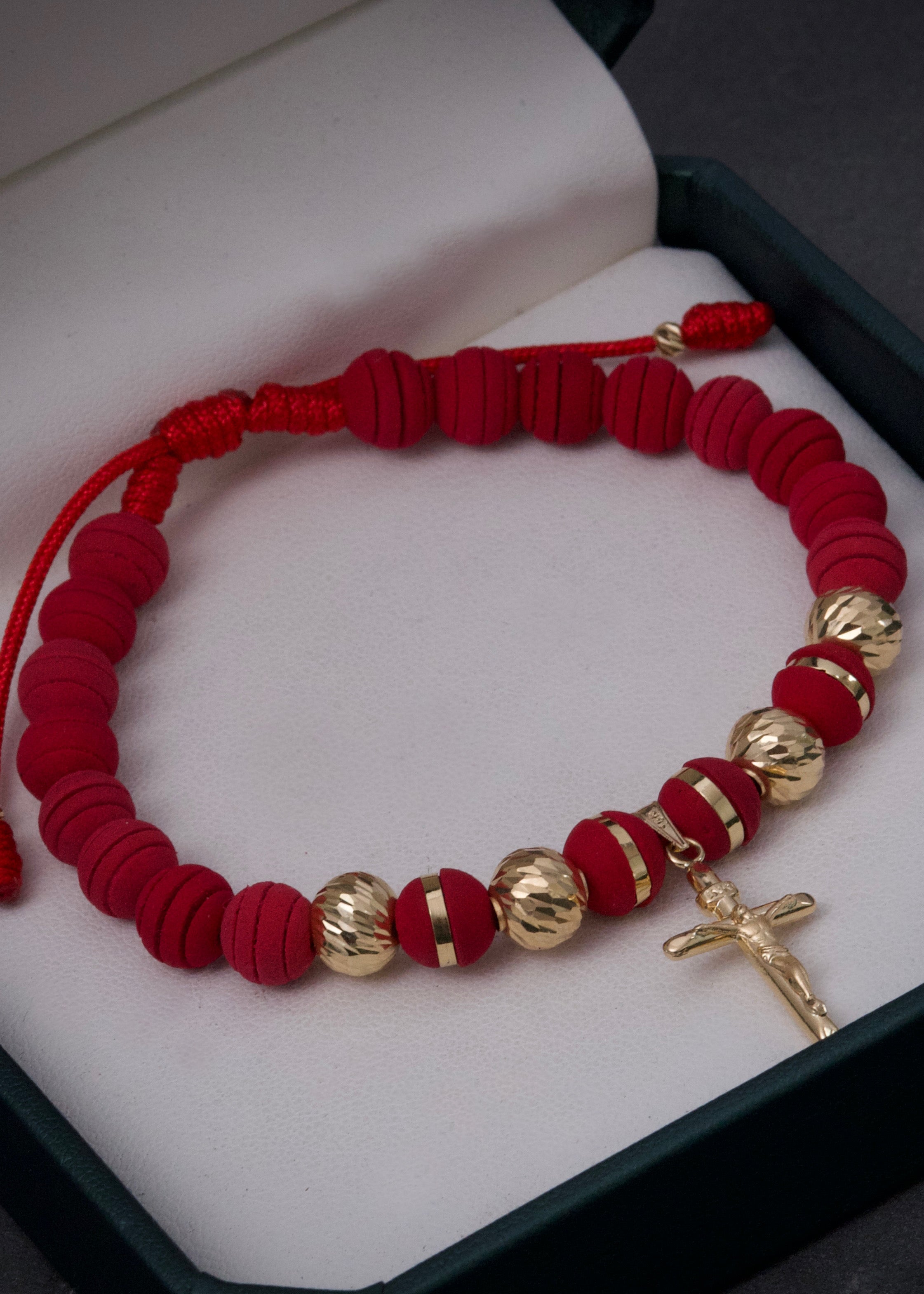 Pulsera en hilo rojo con dije cruz con cristo 2.15gr / Oro Amarillo (Joya) M