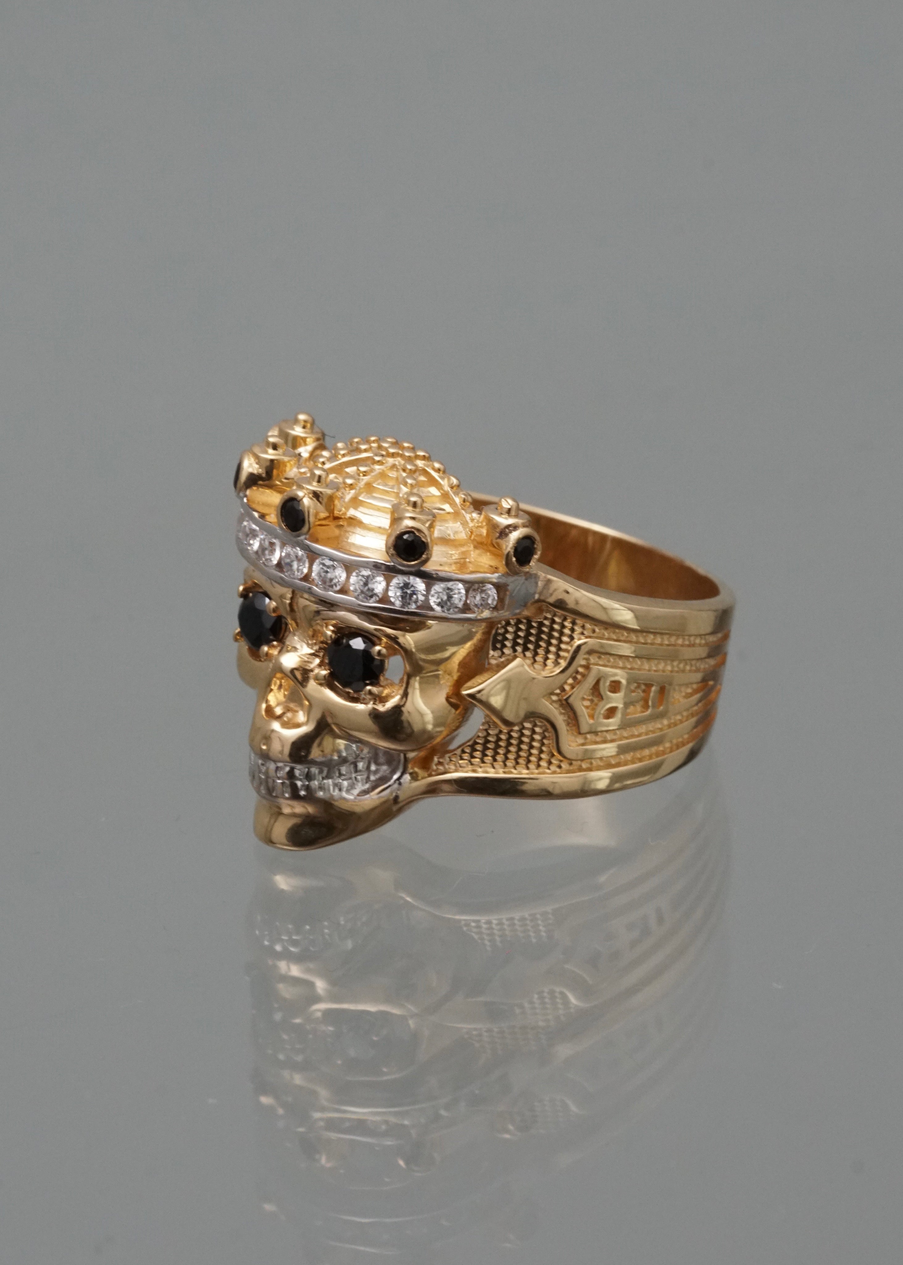 Anillo calavera con swarovski negro y blanco 14.7gr / Talla 10 1/4 / Oro Amarillo Nac M