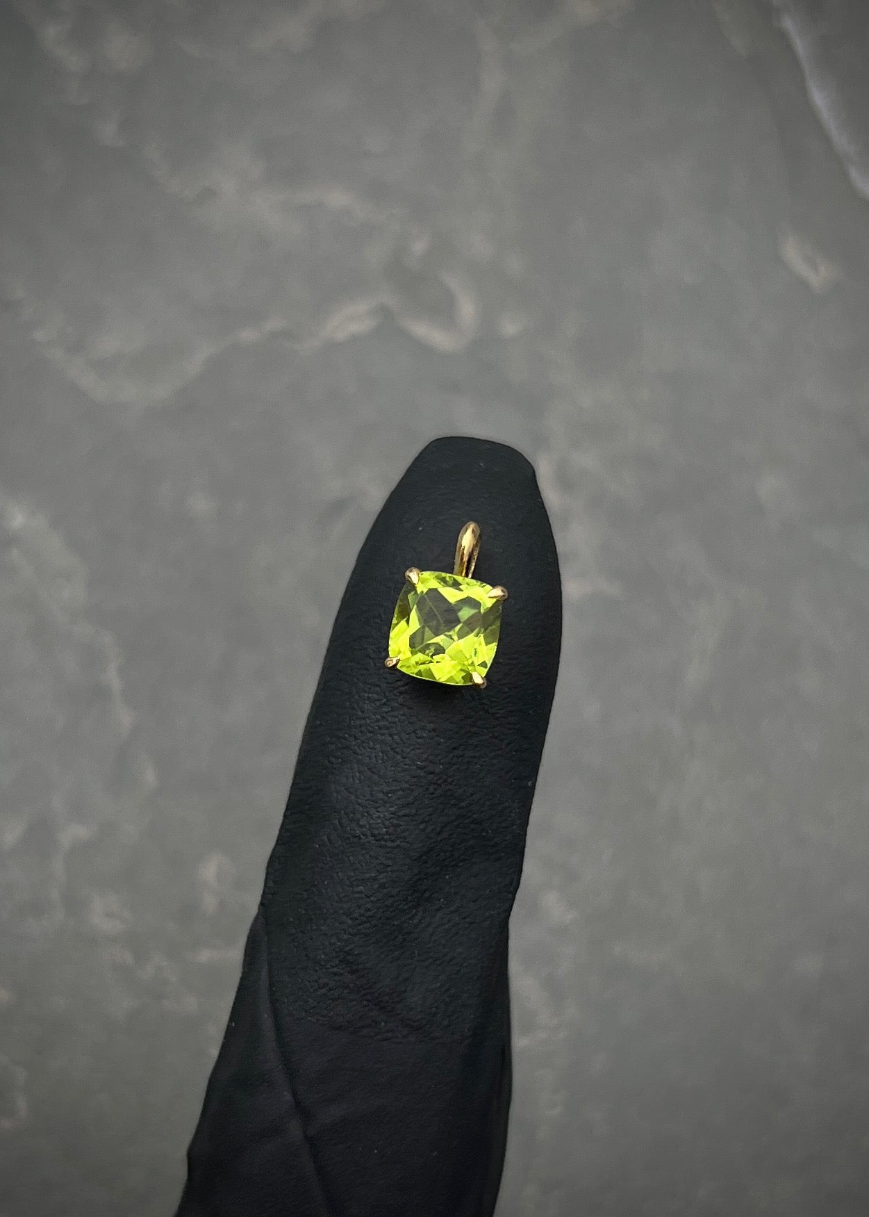Dije con 100pts de periodo 0.6gr / Largo 0.9cm / Oro Amarillo (Joya) B