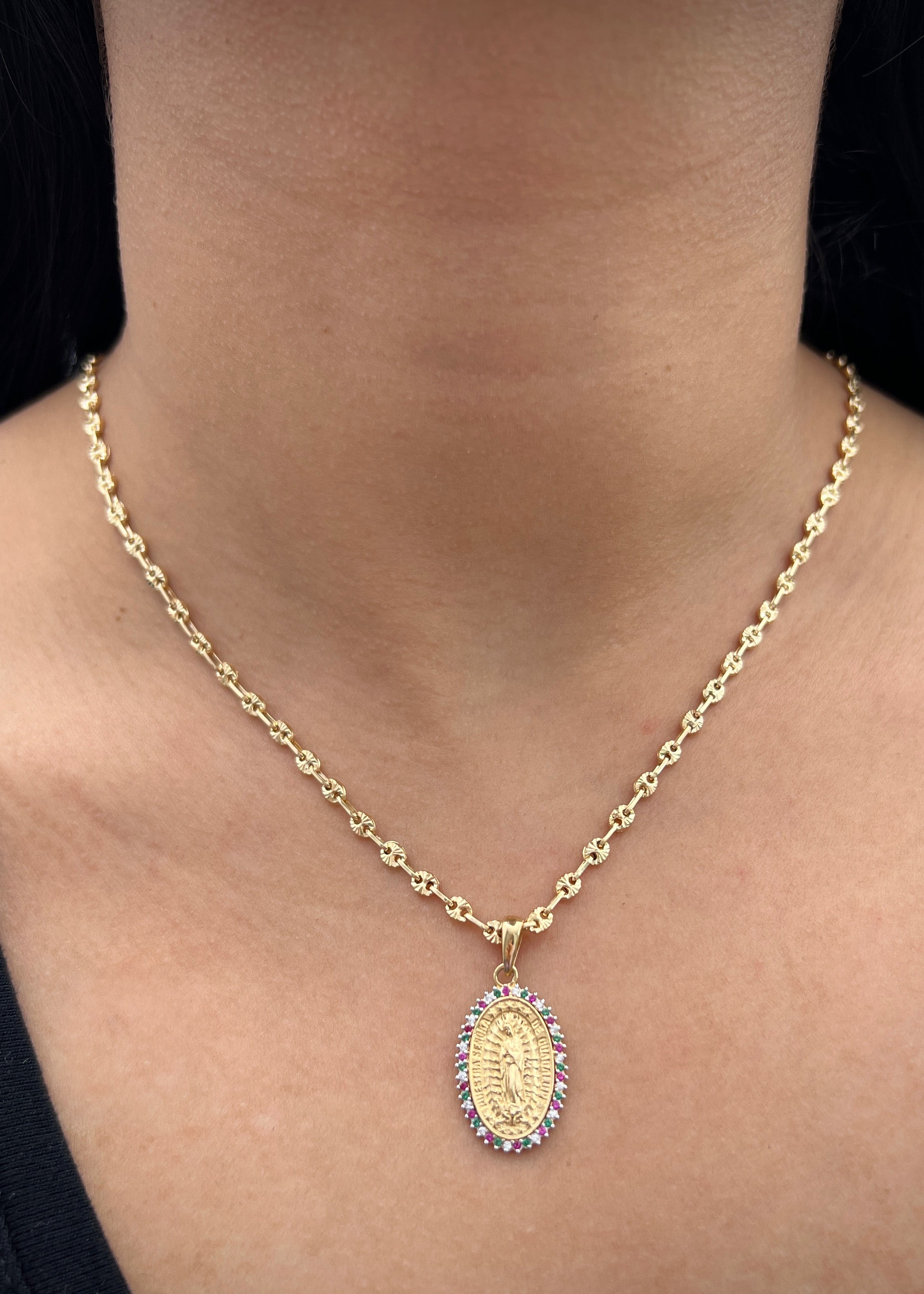 Dije virgen de guadalupe con swarovski multicolor 2.65gr / Largo 3cm / Oro Amarillo Nac P