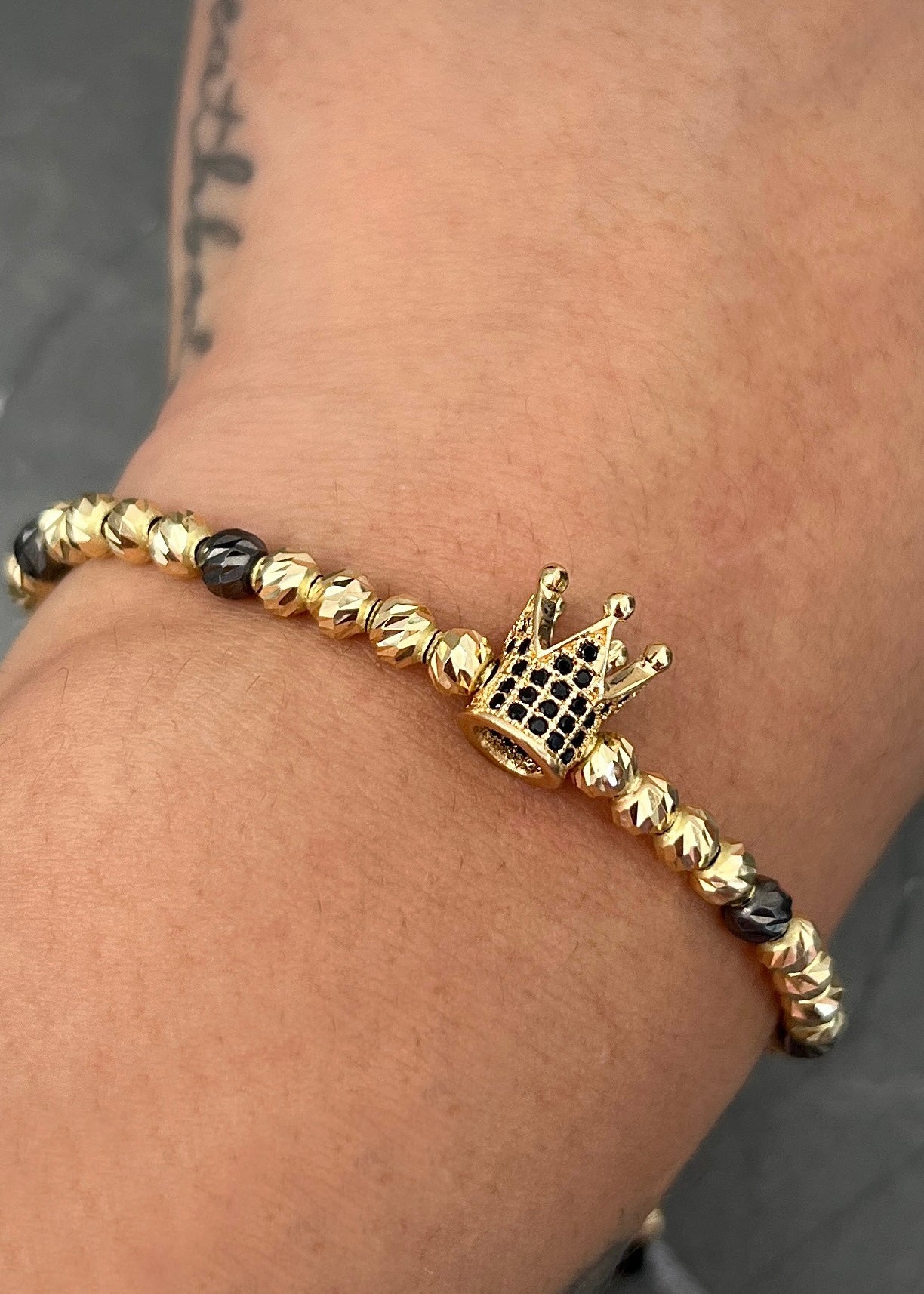 Pulsera en hilo negro con herraje de corona 5.05gr / Oro Amarillo (Joya) M