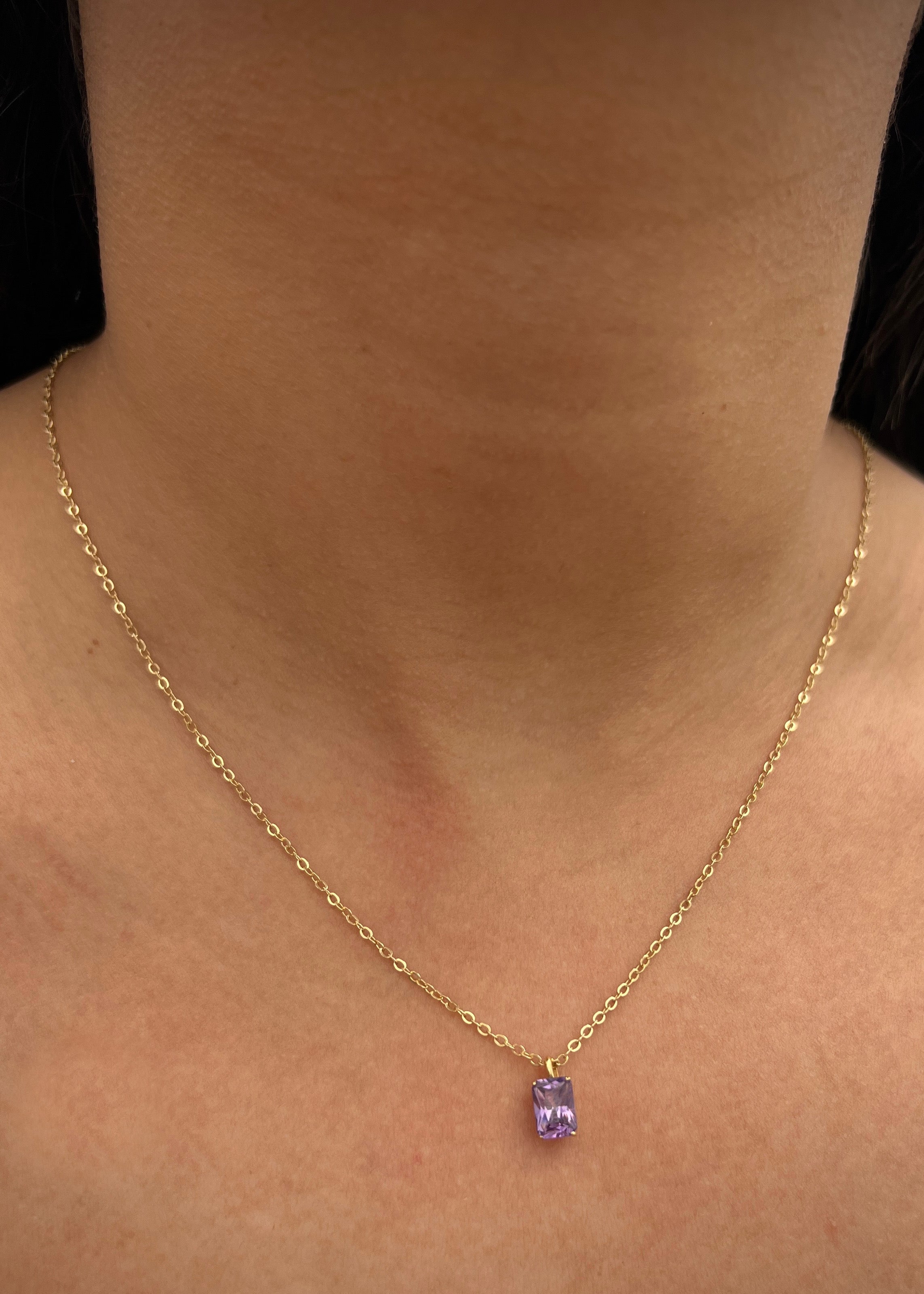Dije con swarovski morado 0.55gr / Largo 1cm / Oro Amarillo Nac P