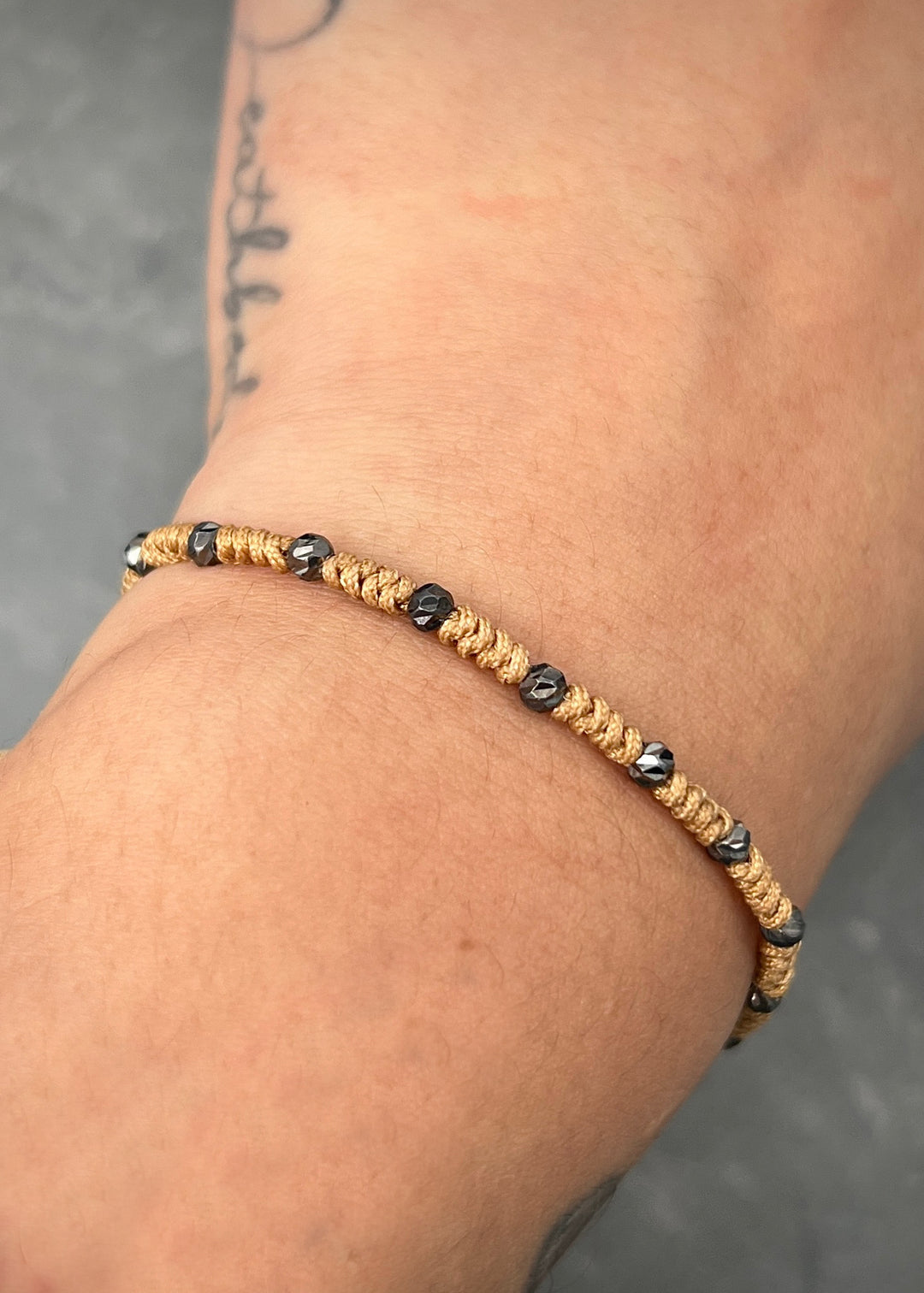 Pulsera en hilo cafe con bolas diamantadas 0.85gr — Oro Rodinado