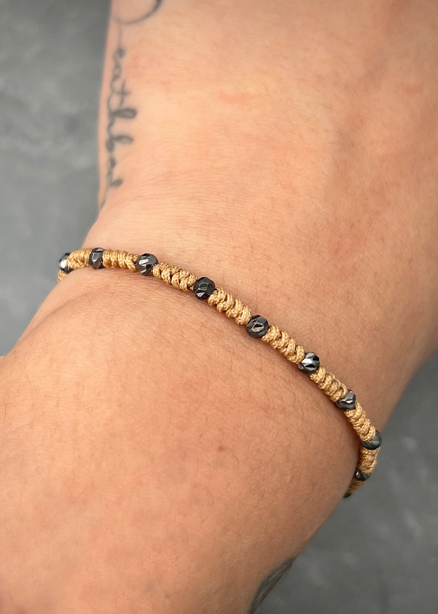 Pulsera en hilo cafe con bolas diamantadas 0.85gr  (Joya) M