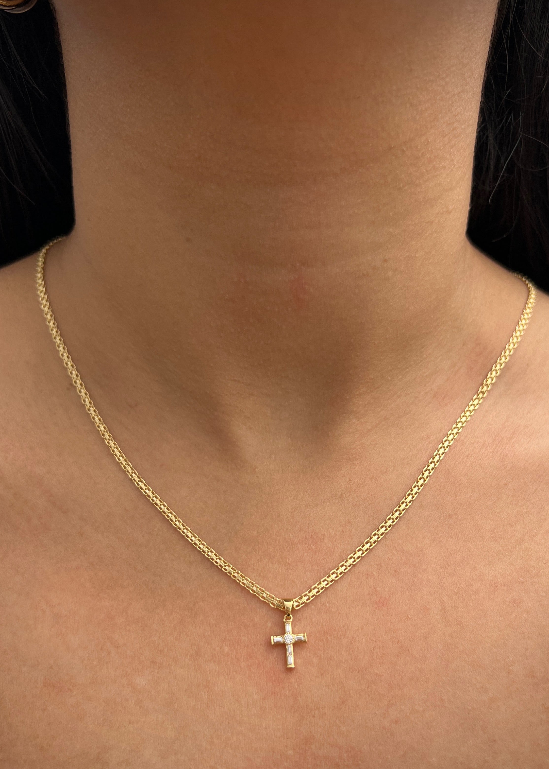 Dije cruz con 12pts moissanita blanco 0.35gr / Largo 1.5cm / Oro Amarillo (Joya) P
