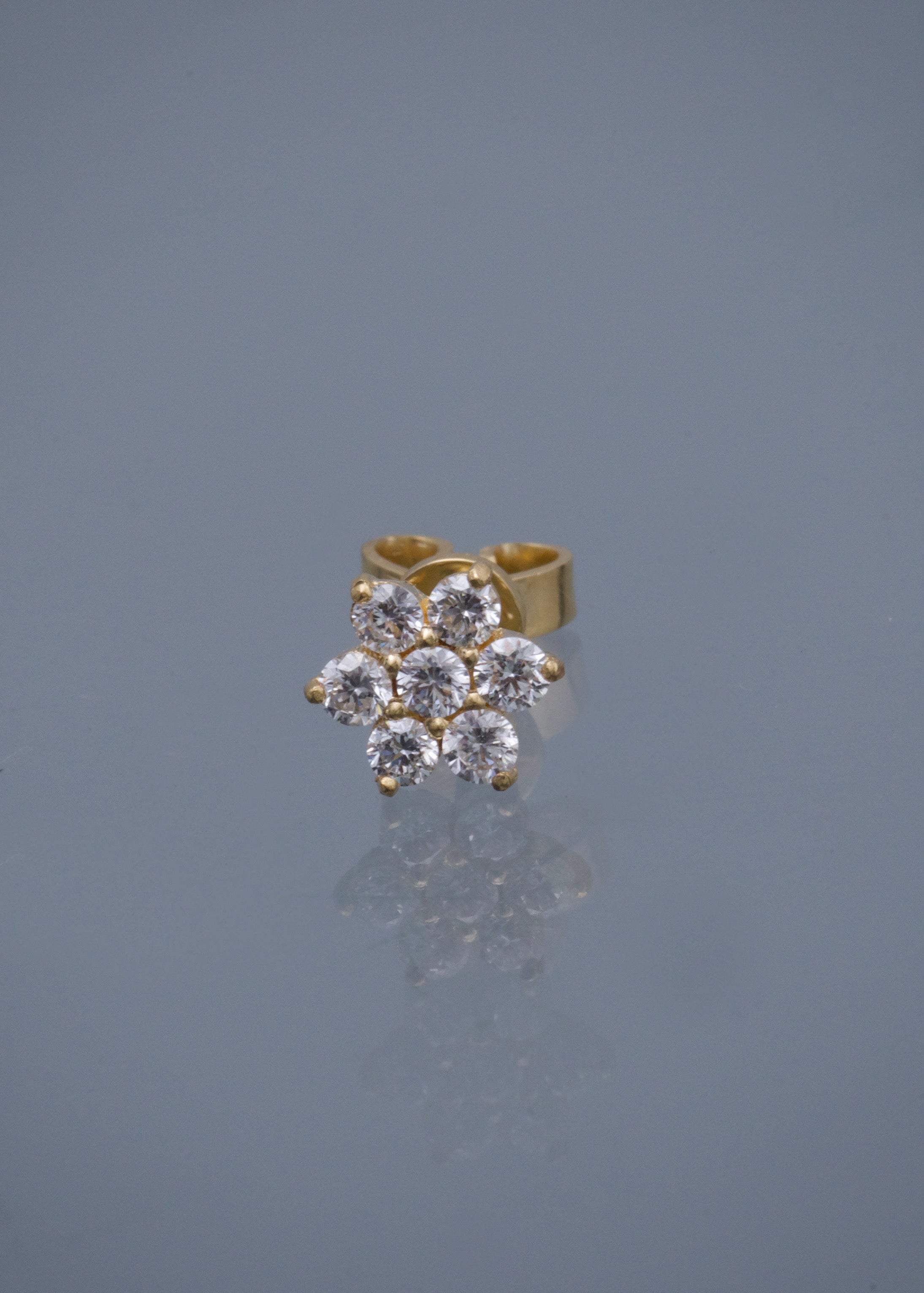 Topos flor con 18pts de diamante blanco 0.75gr / Largo 0.6cm / Oro Amarillo (Joya) M