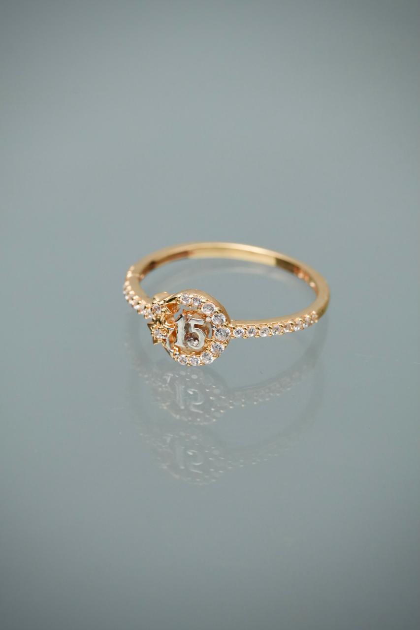 Anillo 15S con swarovskis blancos 1.8gr / Talla 6 3/4 — Oro Amarillo