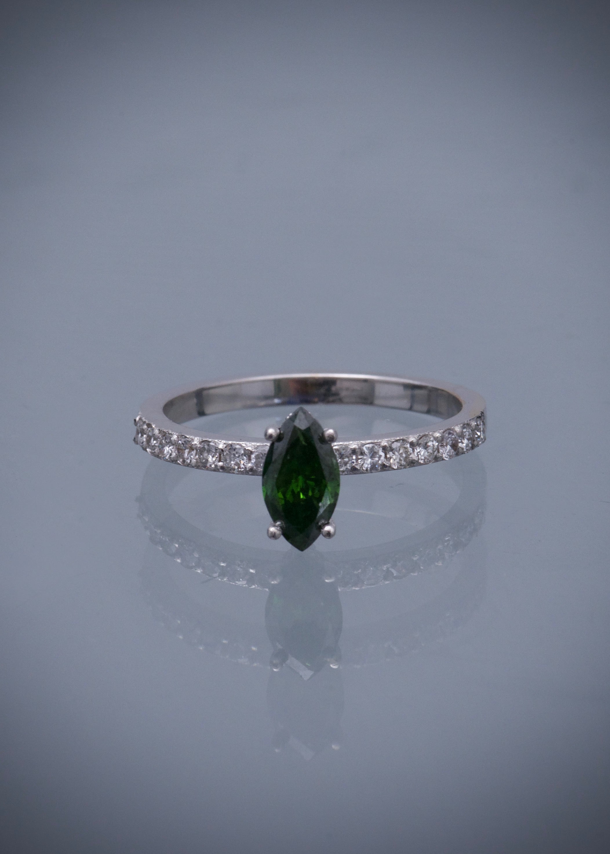 Solitario con 60pts de diamante verde / 38pts de diamante blanco 2.75gr / talla 7 / Oro Blanco (Joya) M