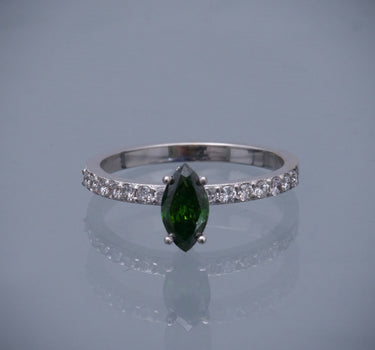 Solitario con 60pts de diamante verde / 38pts de diamante blanco 2.75gr / talla: 7 / Oro Blanco (Joya) M