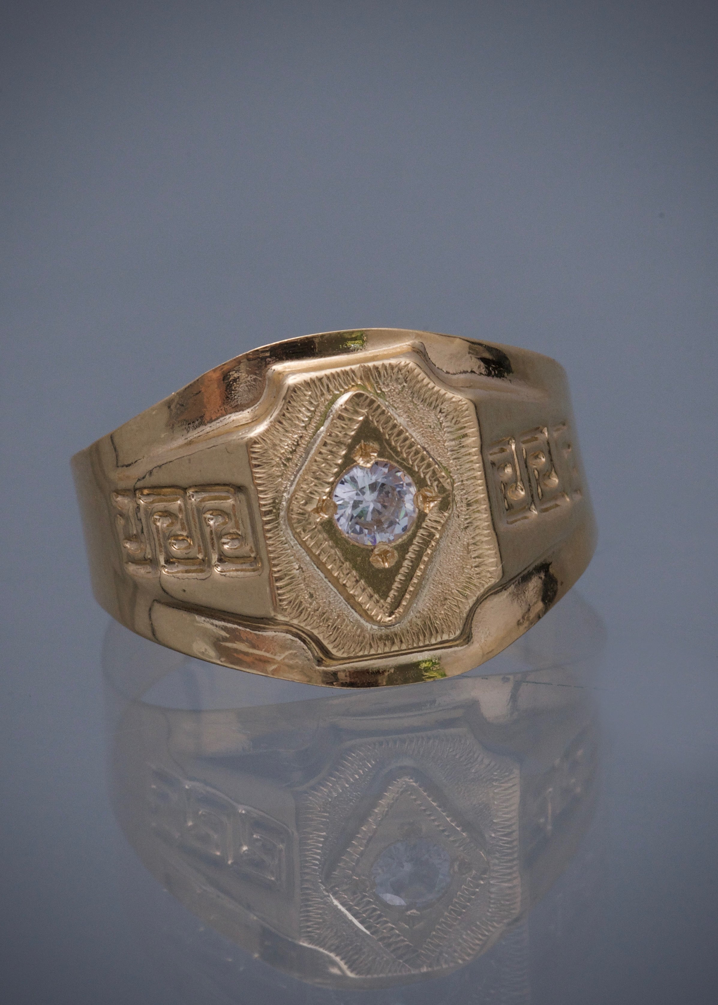 Anillo con swarovski blanco 3gr / Talla 11 1/4 / Oro Amarillo Nac B