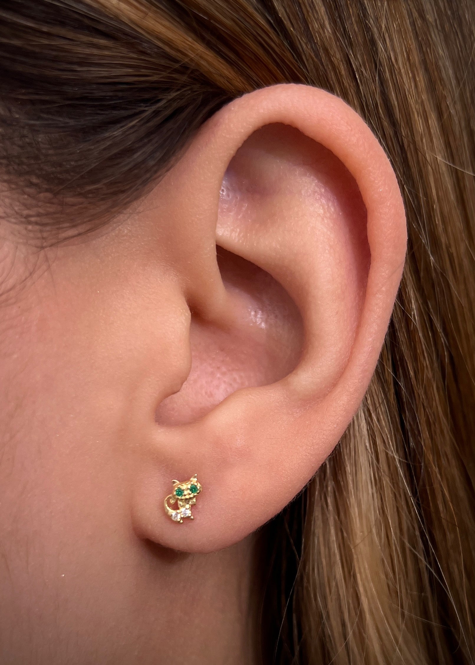 Topos gato con swarovski verde 0.8gr / Largo 0.56cm / Oro Amarillo Nac M