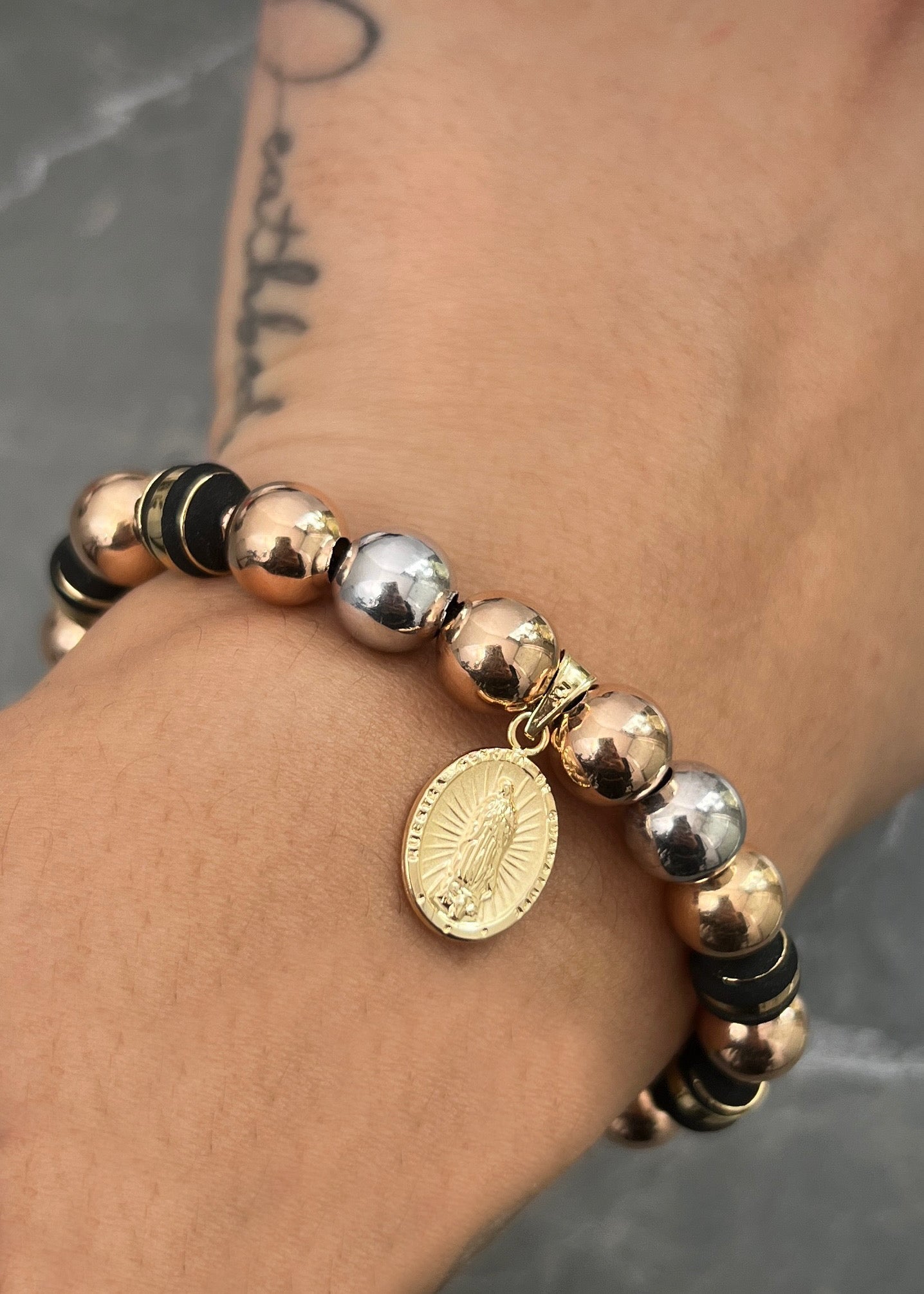 Pulsera en hilo negro con dije virgen de guadalupe 3.65gr / Tres Oros (Joya) *