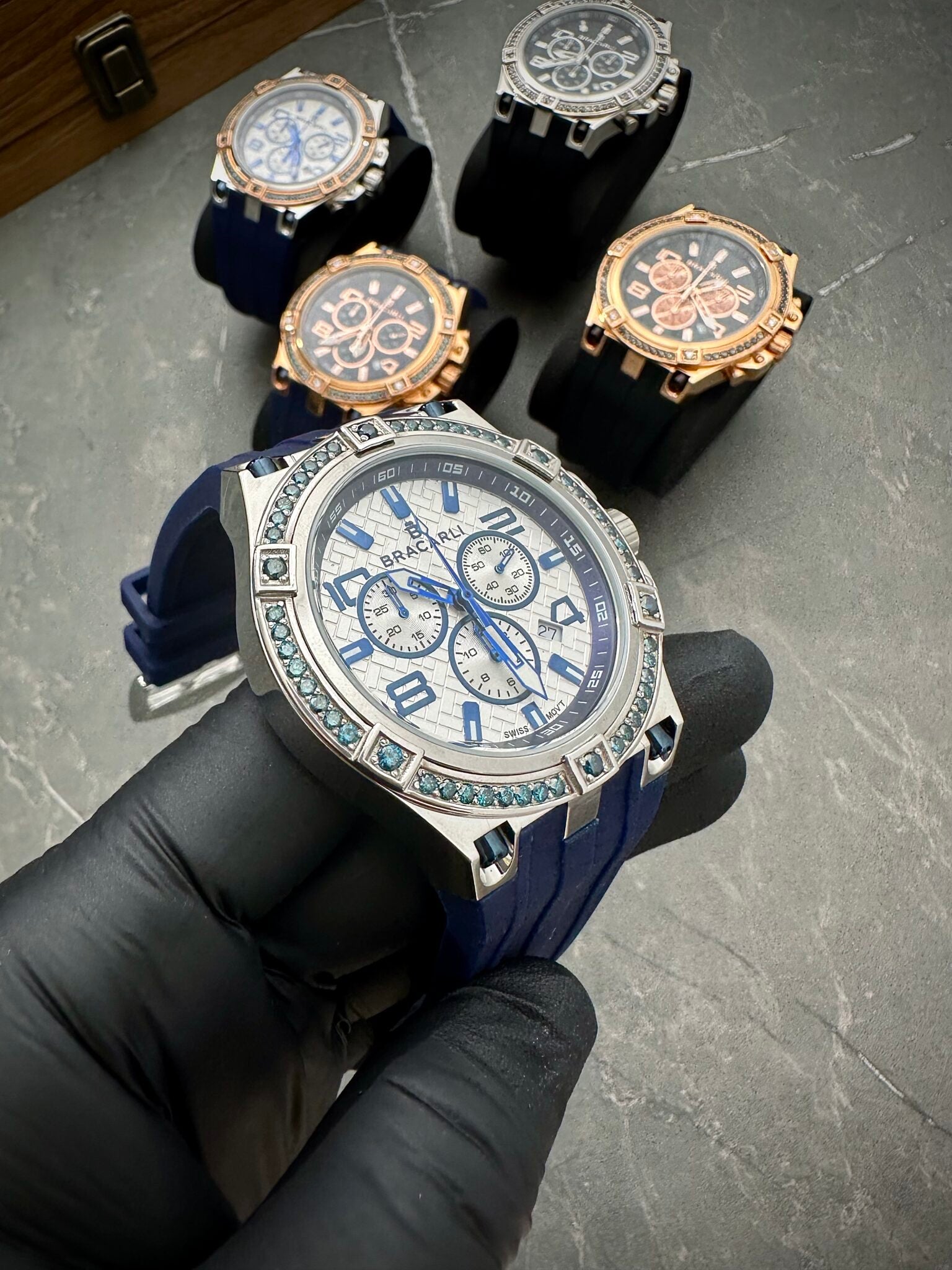 Reloj Bracarli Metal II. Oro Blanco 18k 7.8gr Con 1.80Qts (180Pts) De Diamante Azul Caja Blanca , Fondo Blanco Y Correa Azul M