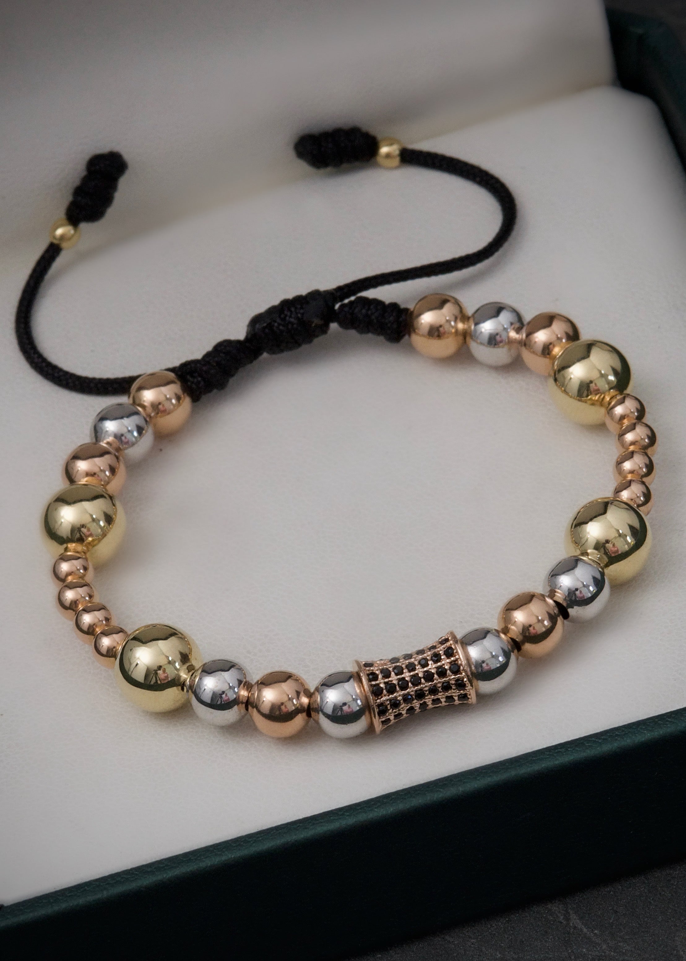 Pulsera en hilo negro con herraje de tubo 5.5gr / Tres Oros Nac (Joya) M