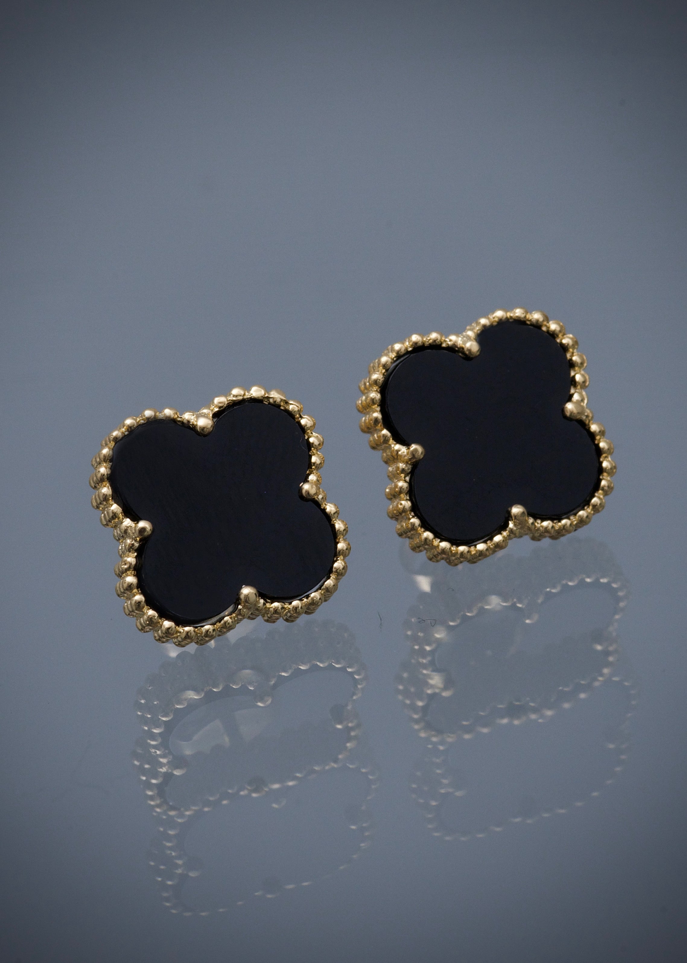 Topos lucky clover piedra negra 3.6gr / largo: 1.2cm / Oro Amarillo Nac B