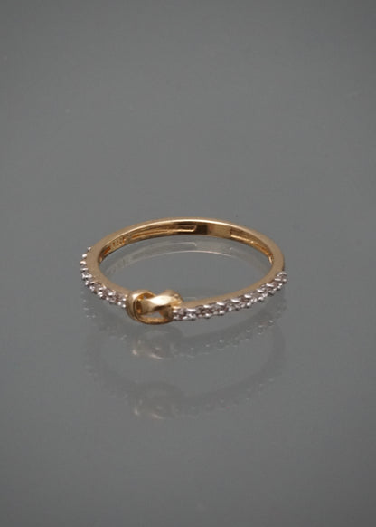 Anillo con swarovski blanco 1.3gr / Talla 6 / Oro Amarillo Nac B