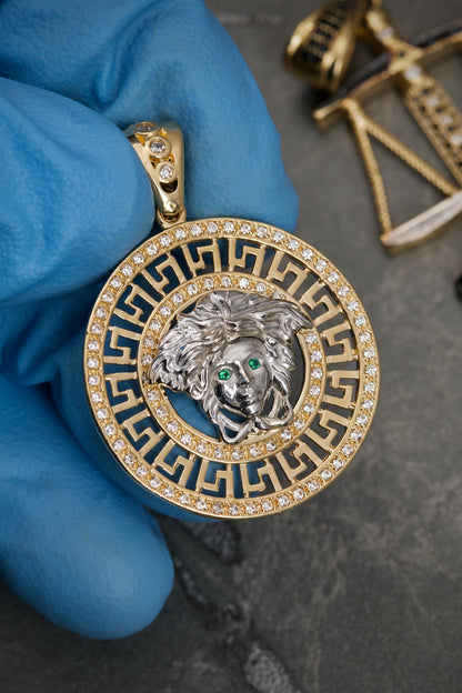Dije Medalla De Medusa Con SwarovskI Blanco Y Verde 7.25gr / Largo 3.7cm / Dos Oros Nac B