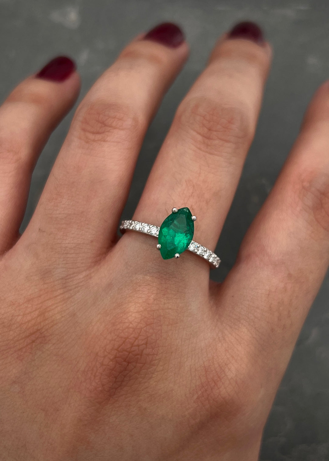 Solitario con 122pts de esmeralda / 40pts de diamantes blancos 2.8gr / Talla 7 — Oro Blanco