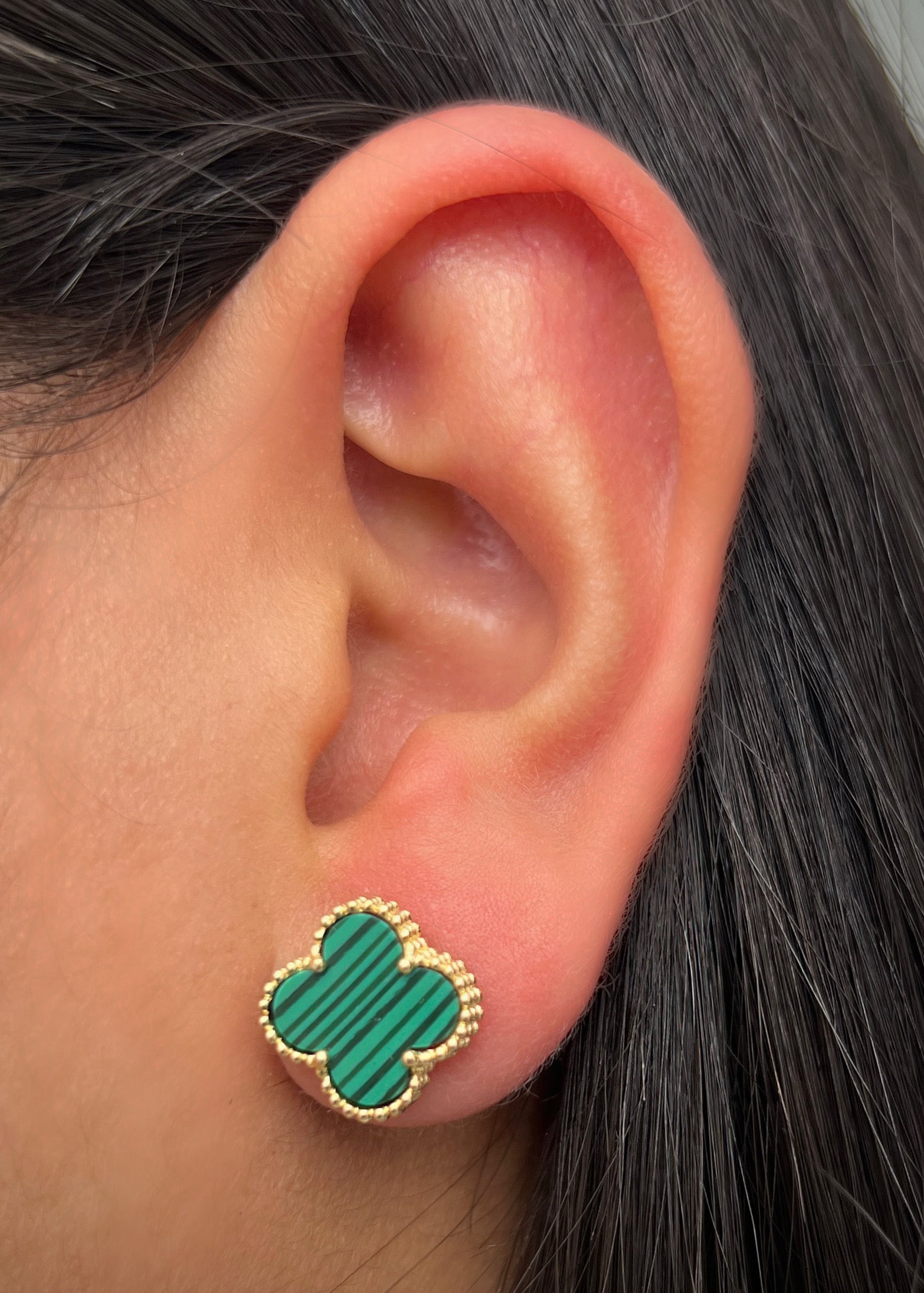 Topos lucky clover piedra verde 3.55gr / largo: 1.1cm / Oro Amarillo Nac B