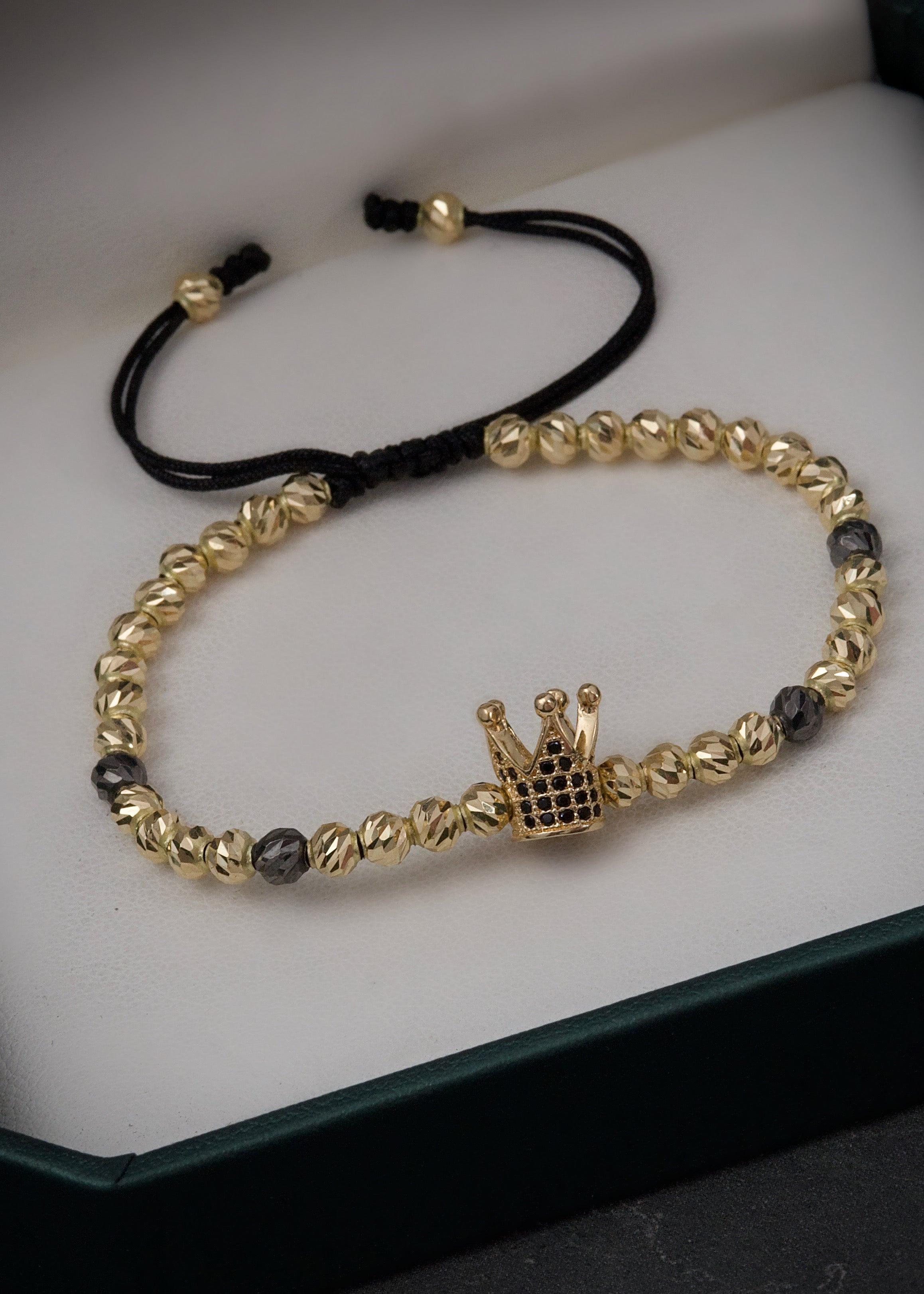 Pulsera en hilo negro con herraje de corona 5.05gr / Oro Amarillo (Joya) M