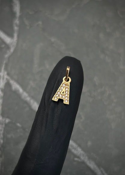 Dije letra A con swarovski blanco 0.75gr / Largo 1.5cm / Oro Amarillo Nac P