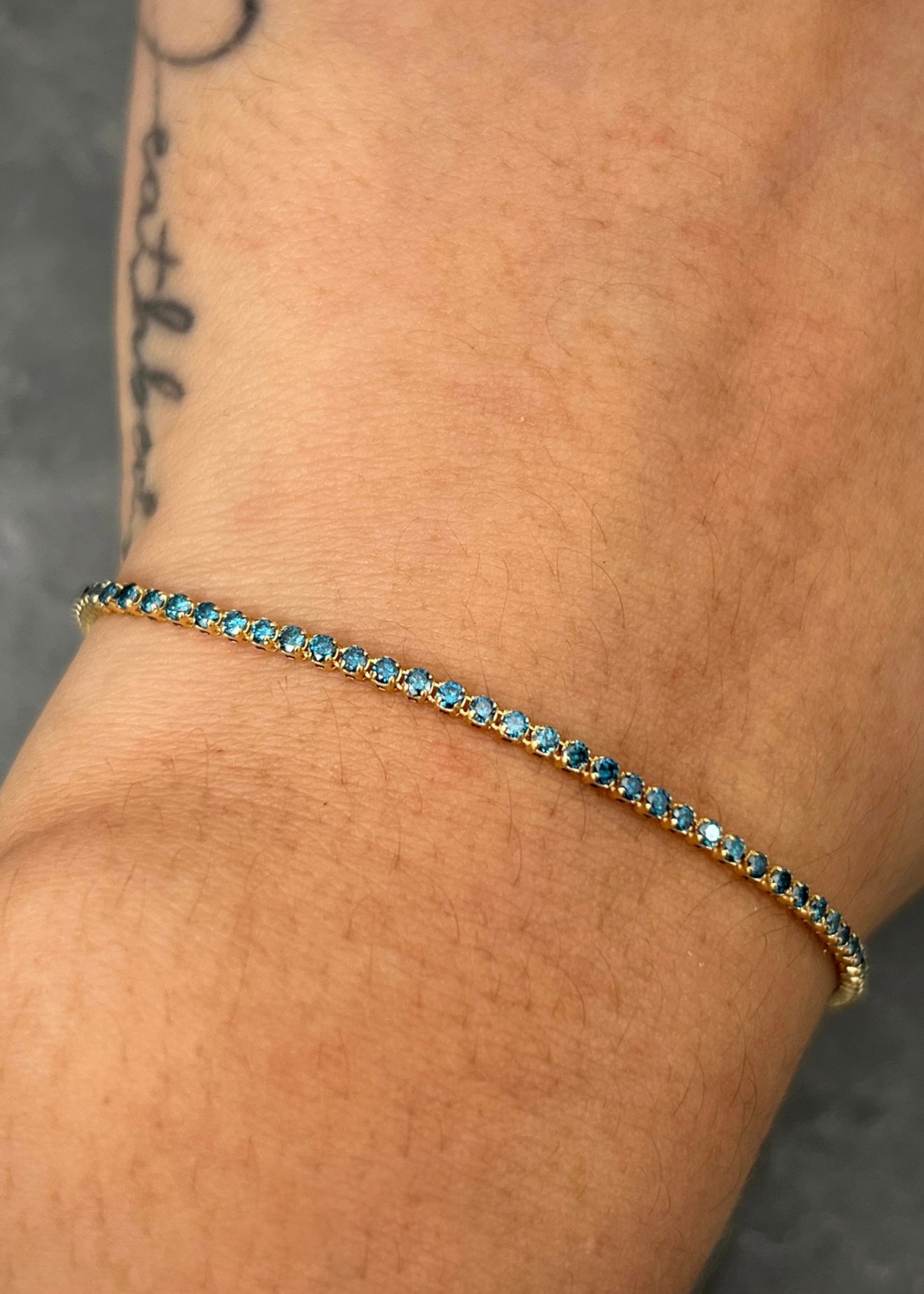 Pulso tenis con 126pts de diamantes azules 2.05gr / Largo 18cm / Oro Amarillo (Joya) B