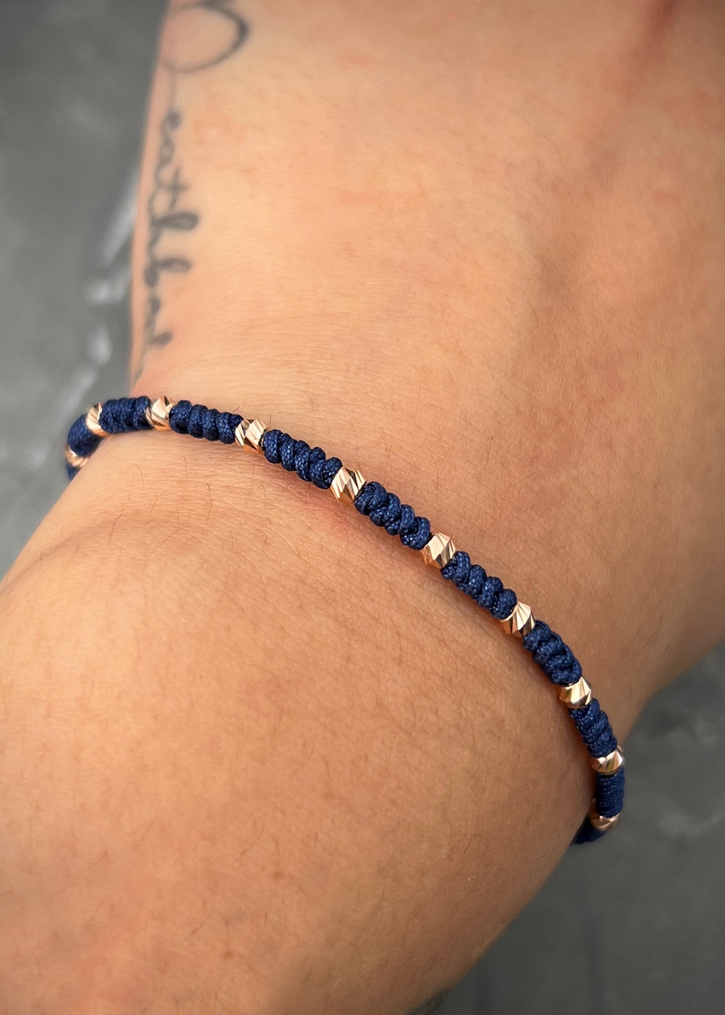 Pulsera en hilo azul con bolas diamantadas 0.85gr / Oro Rosado (Joya) M