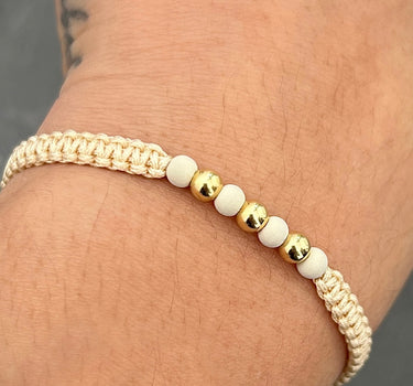 Pulsera en hilo beige con bolas lisas 4mm y neoprenos 0.25gr / Oro Amarillo (Joya) M